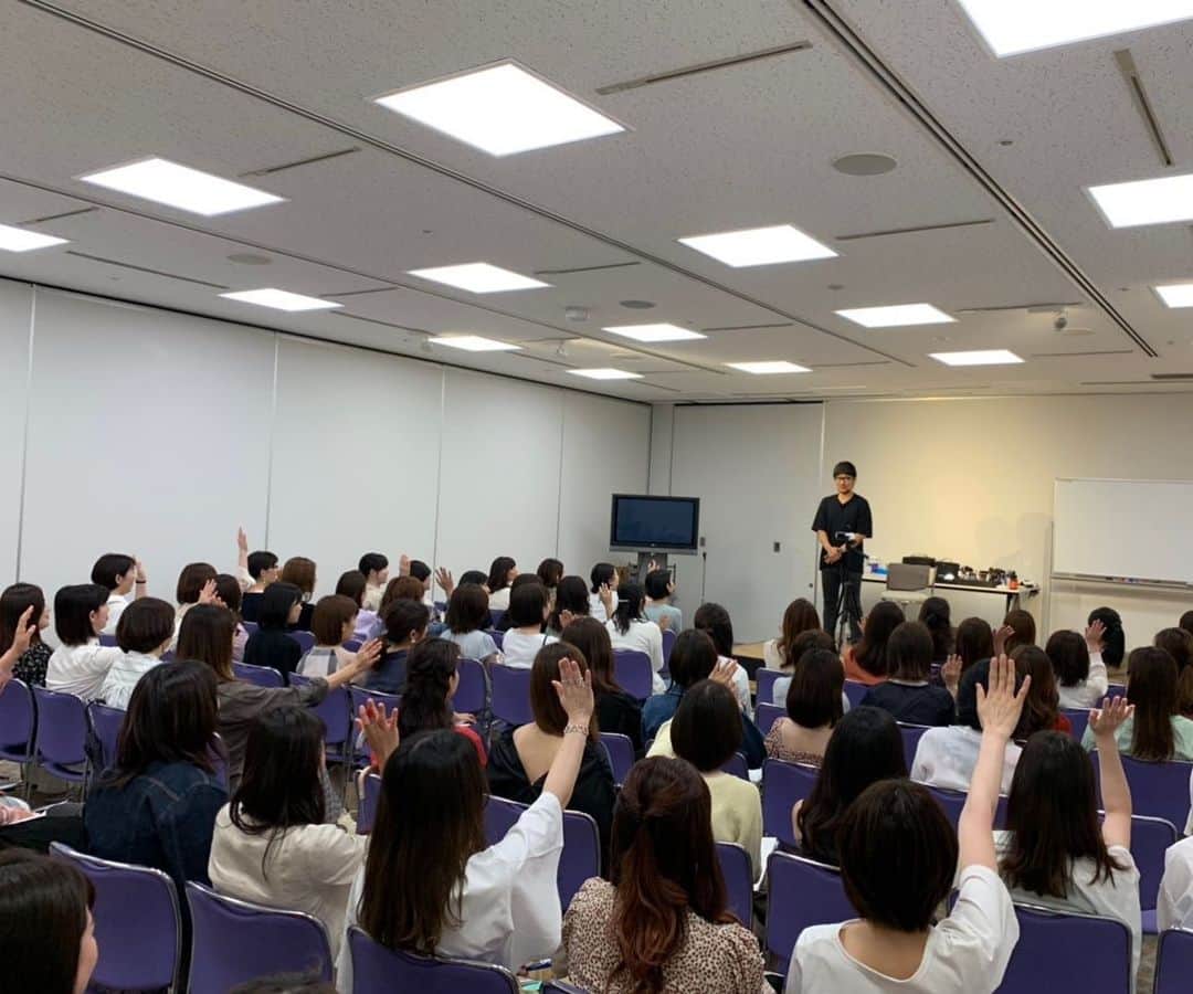 河北裕介さんのインスタグラム写真 - (河北裕介Instagram)「NHK講座 in 福岡  来ていただいた、皆さん、 ありがとうございました。 たくさんの技や、考え方、お見せできたかと思います。 是非、ご自身に合うやり方で、 取り入れてみて下さい。  次回は、6月22日（土曜）大阪  6月29日 （土曜）青山 ぜひ遊びに来てください。  #河北メイク #NHK講座 【6/8福岡NHK講座 使用コスメ】 ＊&be クレンズウォーター ＊＆be VCミスト ＊＆be  バリアオイル ＊＆be  UVミルク ＊ローラ メルシエ フローレス ルミエール ラディアンス パーフェクティング ファンデーション 04アイボリー、07 マカダミヤ ＊フランシラコンシーラーR ＊Etvosミネラルローライトペン ＊Etvosミネラルハイライトクリーム ＊ローラメルシエ  シークレットブラーリング　パウダーフォーアンダーアイズ ＊Etvosミネラルアイバーム モカブラウン ＊NARSシングルアイシャドー ISOLDEⅡ ＊THREE  ディファイニングアイペンシル03 ＊レアナニ プレミアムリキッドアイライナー ブラックブラウン ＊SHISEIDOマイクロライナーインク Brown/02 ＊ローラメルシエ ポマードアンドパウダーブロウデュオ ブロンズ ＊ローラメルシエ  ブロウ ブラシ ダブルエンド ＊イプサ アイブロウマスカラ 02 PKBE ＊シャネル ル ルージュ クレイヨン ドゥ クルール マット 267 ＊ローラメルシエ  ブラッシュカラーインフュージョン 05 フレスコ」6月8日 16時19分 - kawakitayusuke