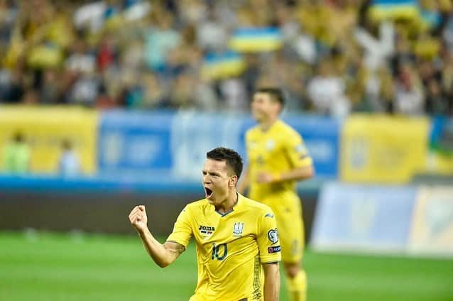 イェウヘン・コノプリャーンカさんのインスタグラム写真 - (イェウヘン・コノプリャーンカInstagram)「This is Ukraine! 🇺🇦⚽️⚽️ #UKRSRB」6月8日 16時23分 - konoplyanka.official