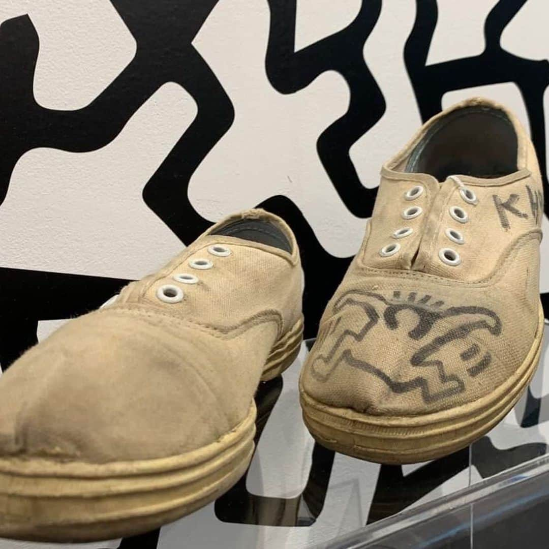 HYPEBEASTさんのインスタグラム写真 - (HYPEBEASTInstagram)「@hypebeastart: @rhodescontemporaryart in London is honoring Keith Haring with a new exhibition entitled “ICON.” The presentation features the legendary artist’s works including historical artifacts such as a doodled pair of trainers and an NYPD arrest report on Haring’s for graffiti. Swipe to tour the space, which will be open for viewing through till August 3. Photo: Rhodes Contemporary Art」6月8日 16時45分 - hypebeast