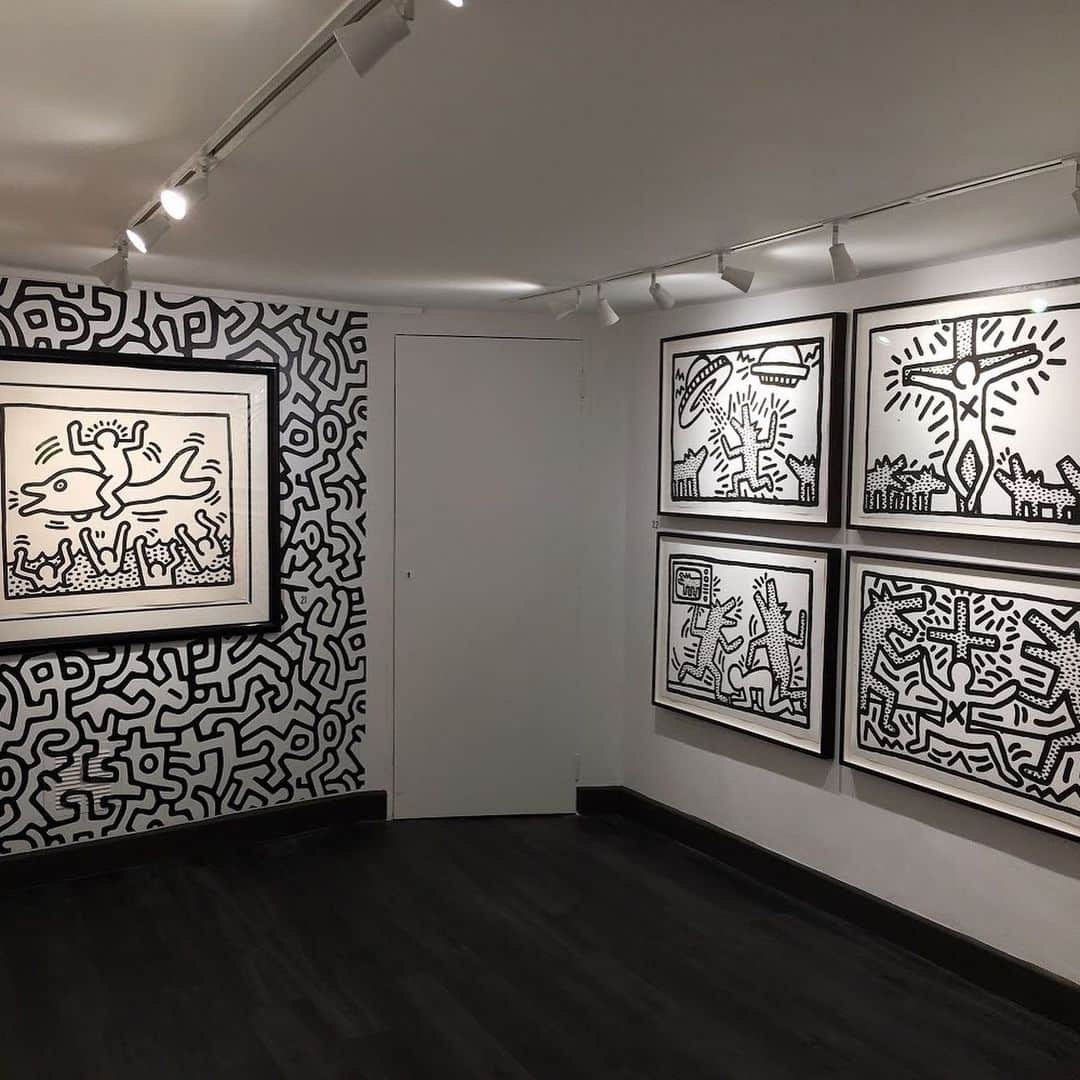 HYPEBEASTさんのインスタグラム写真 - (HYPEBEASTInstagram)「@hypebeastart: @rhodescontemporaryart in London is honoring Keith Haring with a new exhibition entitled “ICON.” The presentation features the legendary artist’s works including historical artifacts such as a doodled pair of trainers and an NYPD arrest report on Haring’s for graffiti. Swipe to tour the space, which will be open for viewing through till August 3. Photo: Rhodes Contemporary Art」6月8日 16時45分 - hypebeast
