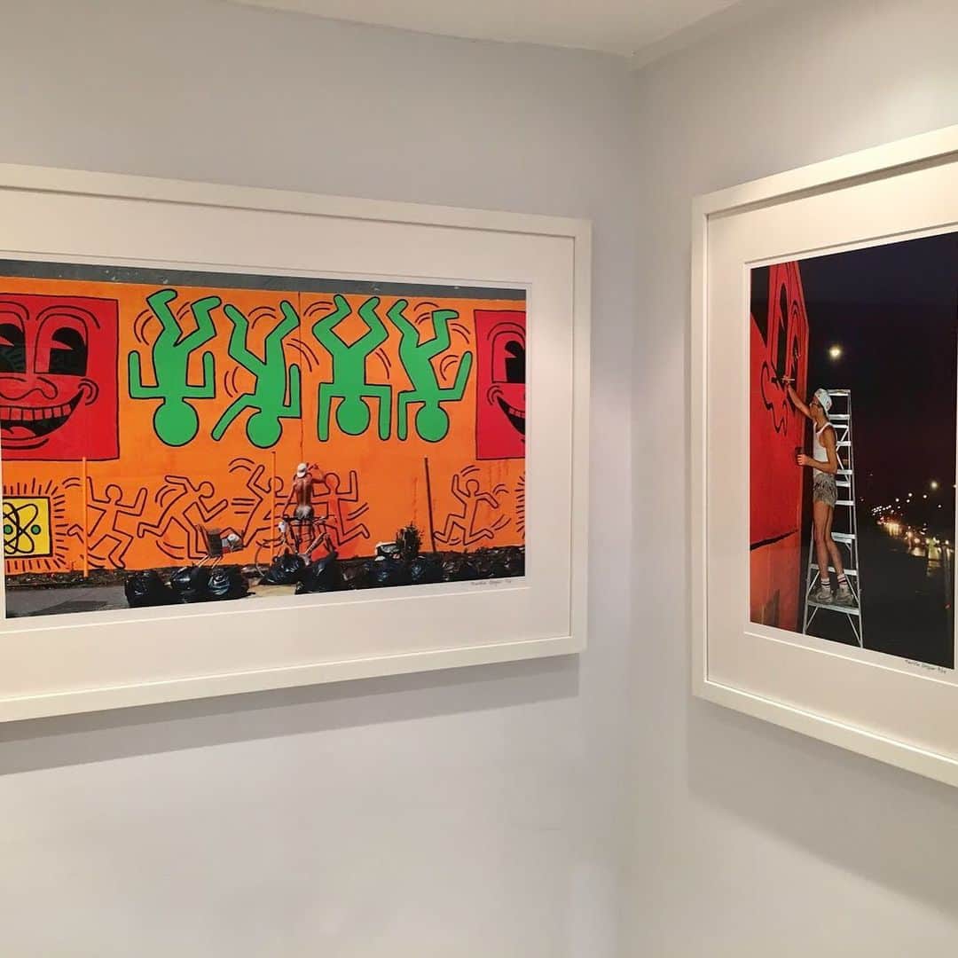 HYPEBEASTさんのインスタグラム写真 - (HYPEBEASTInstagram)「@hypebeastart: @rhodescontemporaryart in London is honoring Keith Haring with a new exhibition entitled “ICON.” The presentation features the legendary artist’s works including historical artifacts such as a doodled pair of trainers and an NYPD arrest report on Haring’s for graffiti. Swipe to tour the space, which will be open for viewing through till August 3. Photo: Rhodes Contemporary Art」6月8日 16時45分 - hypebeast
