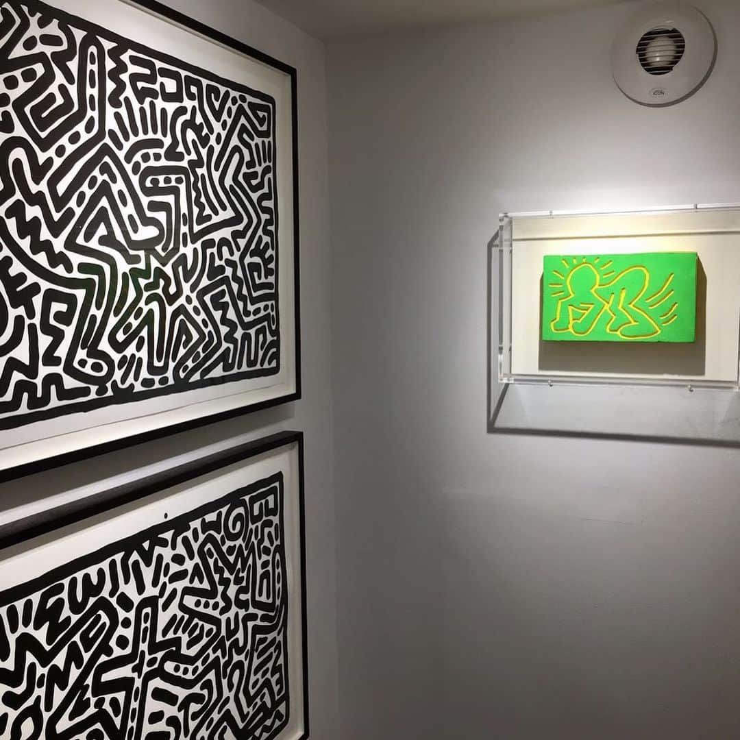 HYPEBEASTさんのインスタグラム写真 - (HYPEBEASTInstagram)「@hypebeastart: @rhodescontemporaryart in London is honoring Keith Haring with a new exhibition entitled “ICON.” The presentation features the legendary artist’s works including historical artifacts such as a doodled pair of trainers and an NYPD arrest report on Haring’s for graffiti. Swipe to tour the space, which will be open for viewing through till August 3. Photo: Rhodes Contemporary Art」6月8日 16時45分 - hypebeast