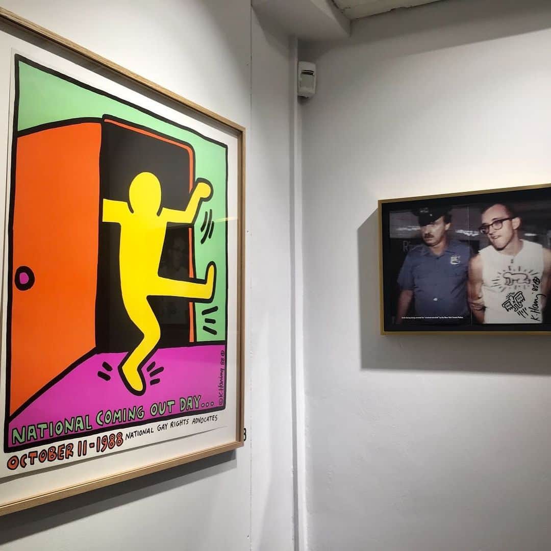 HYPEBEASTさんのインスタグラム写真 - (HYPEBEASTInstagram)「@hypebeastart: @rhodescontemporaryart in London is honoring Keith Haring with a new exhibition entitled “ICON.” The presentation features the legendary artist’s works including historical artifacts such as a doodled pair of trainers and an NYPD arrest report on Haring’s for graffiti. Swipe to tour the space, which will be open for viewing through till August 3. Photo: Rhodes Contemporary Art」6月8日 16時45分 - hypebeast