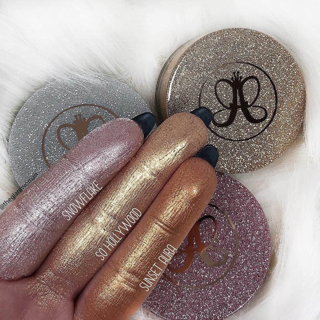 Anastasia Beverly Hillsさんのインスタグラム写真 - (Anastasia Beverly HillsInstagram)「Stay glowing all summer - @theglamwoman swatching our Loose Pigments #anastasiabeverlyhills」6月8日 16時41分 - anastasiabeverlyhills