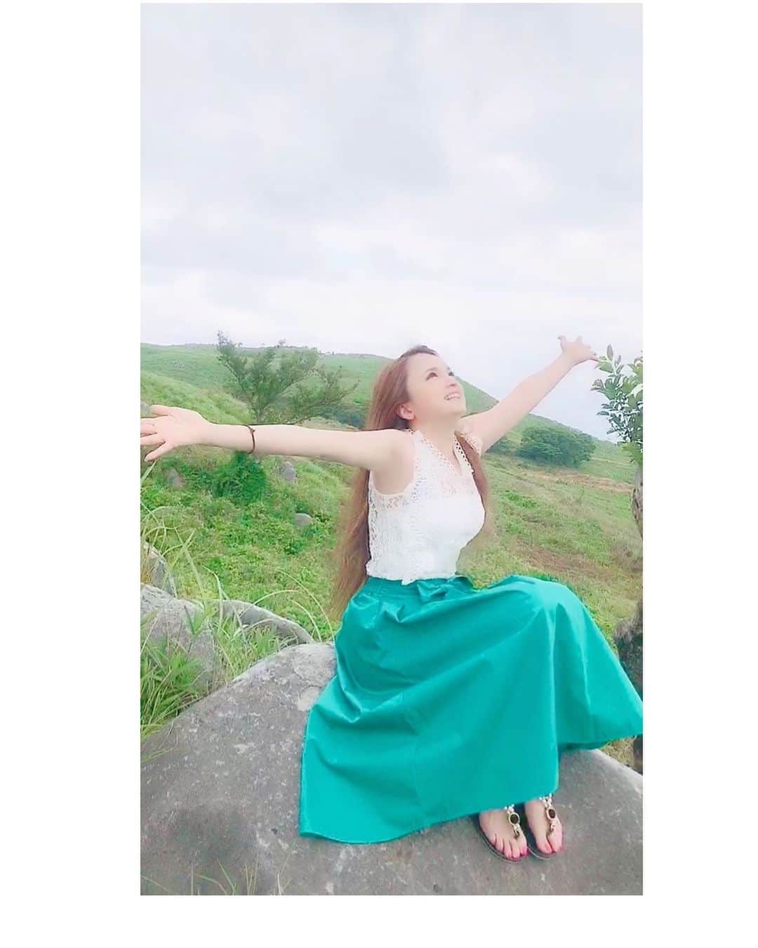 asamiのインスタグラム：「幸せはなるものぉぉ？？﻿ ﻿ んん、、、🤫﻿ ﻿ 💕拾うもの💕♪♪﻿ ﻿ ﻿ 大きく両手広げて✩.*˚﻿ ﻿ 「ちょうだーい♪♪」﻿ ﻿ 幸せダウンロード中、、、、*ˊᵕˋ*﻿ ﻿ 常に自分を心地よく♡♡﻿ ﻿ ﻿」