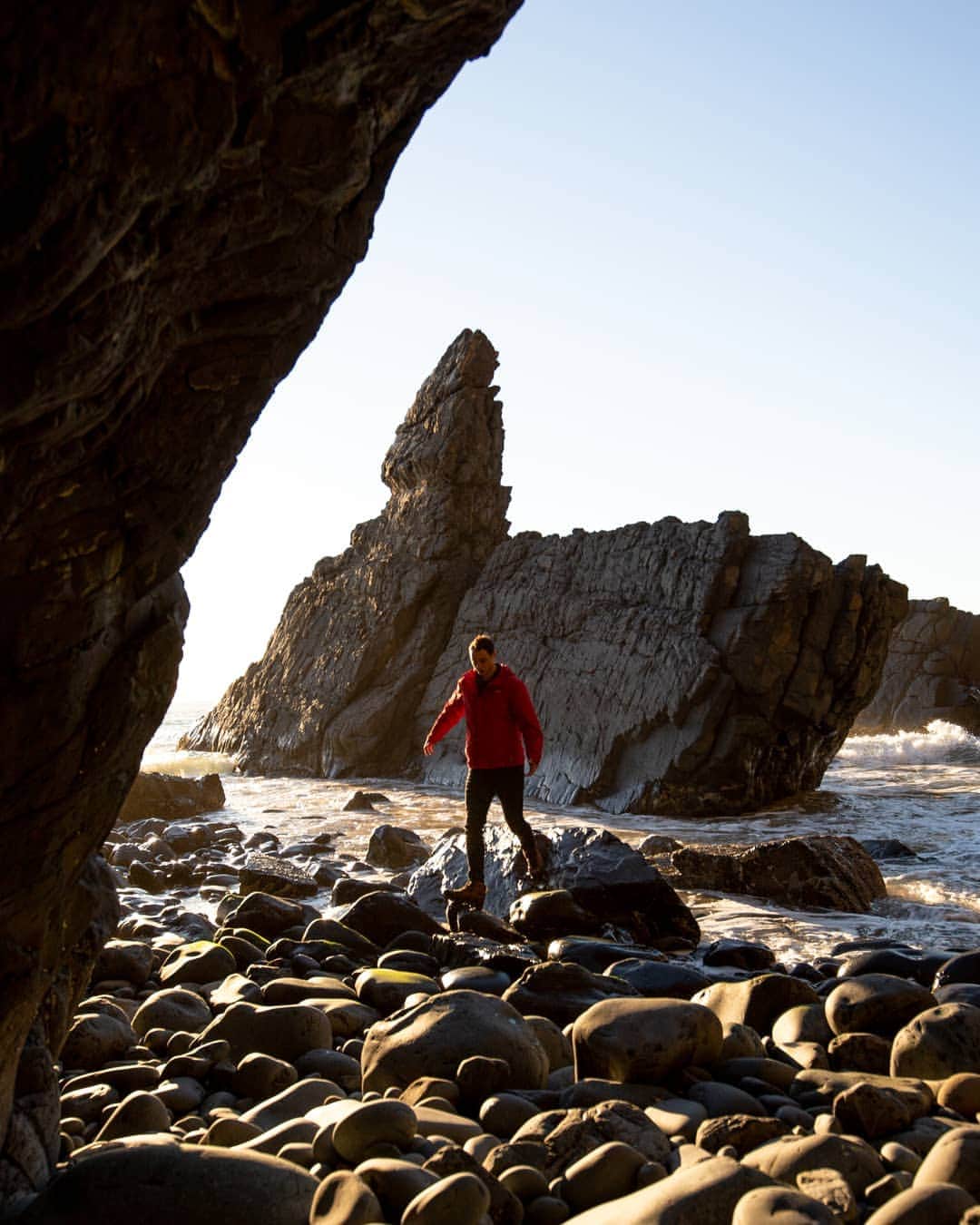 SNAPCHAT@JASONVANMIERTのインスタグラム：「Runnings around Crescent Head at low-tide - - - - - #jvm_lifehack - (Every behaviour has a positive intention) - Every behaviour starts with a positive intention, but not every behaviour is a positive one. A behaviour may appear negative, but may not be so once you understand the intention behind it. - Example: Someone may start smoking cigarette's because they find it helps them feel relaxed when stressed, which in this scenario is a positive intention behind a negative behaviour. Once you can identify the positive intention in a negative behaviour you're then able to look for an alternative behaviour that will serve the same purpose but is more positive behavior.」