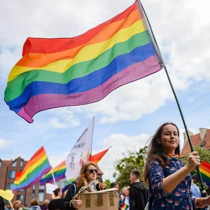 ELLE Polandさんのインスタグラム写真 - (ELLE PolandInstagram)「Dziś o godz. 15 startuje Parada Równości 2019! Zamierzacie wziąć w niej udział? #pridemonth #paradarownosci #paradarownosci2019 #lgbt #lgbtq」6月8日 16時53分 - ellepolska