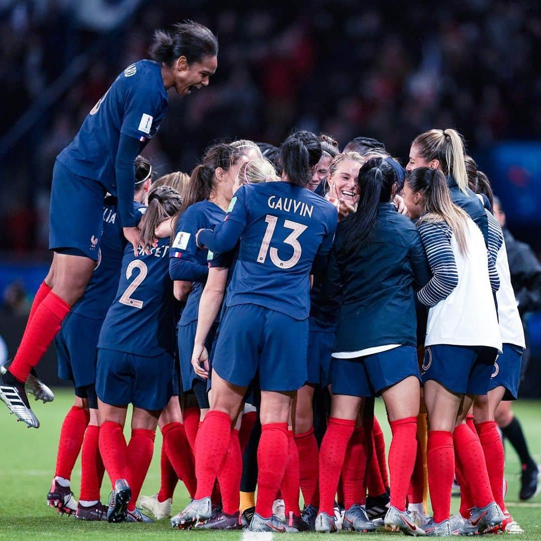 サッカー フランス代表チームさんのインスタグラム写真 - (サッカー フランス代表チームInstagram)「Les images de la victoire (4-0) de nos Bleues pour le premier match de la Coupe du Monde 💪🇫🇷 #FiersdetreBleues #FRACOR - First match ✅」6月8日 16時53分 - equipedefrance