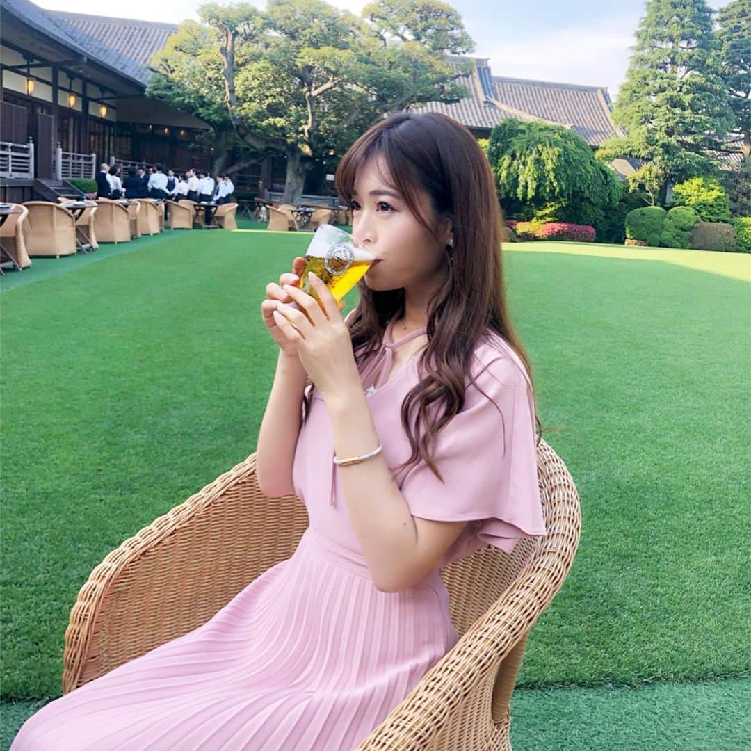 高橋としみさんのインスタグラム写真 - (高橋としみInstagram)「ビアガーデン🍻 やってきたこの季節🍉 . 明治記念館にあるビアテラス「鶺鴒」に行ってきました！ 日も長くなって明るいうちからビール！ なんて贅沢🥺❤️ . 初めて行ったけど落ち着いた雰囲気で 都会と思えないくらい空と緑しかない！ これぞ！大人の夏ですね😌 料理もどれも美味しかった✨✨ 次は浴衣着て行ってみたいな😊 . #ビアテラスセキレイ#明治記念館 #pr」6月8日 17時00分 - toshimi_1002