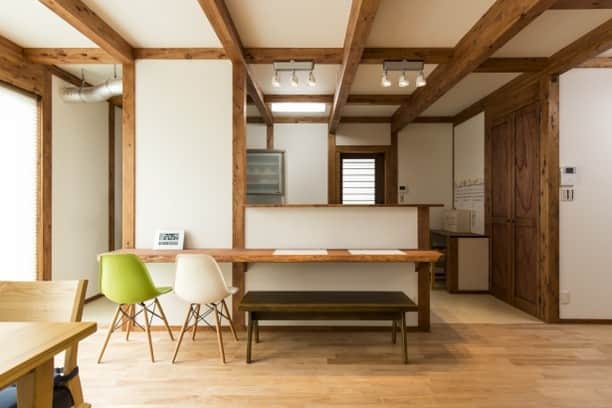 はりまの家さんのインスタグラム写真 - (はりまの家Instagram)「ぬくもり溢れる平屋風のお家 施工：サイエンスホーム 兵庫南店 @science_hyogo https://harima-ie.com/constDetail.php?id=4574 ✨ ✨ #アンティーク #古民家 #カントリー調 #真壁造り #宿泊可能モデルハウス #加古川市  #高砂市 #播磨町 #稲美町 #明石市  #工務店 #注文住宅 #新築 #施工事例 #住宅 #インテリア #モデルハウス  #マイホーム #間取り #家作り #マイホーム計画 #おうち #プランニング #家  #はりまの家」6月8日 17時00分 - harimanoie