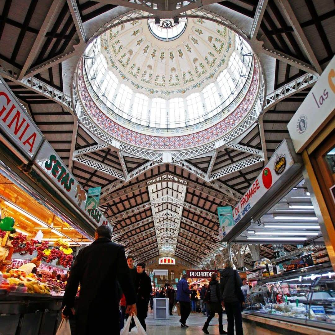 バレンシアCFさんのインスタグラム写真 - (バレンシアCFInstagram)「Central Market 😍  #VCFCityofChampions . 🛍️ Mercado Central, la Catedral de los Sentidos . 👉🏽 Obra maestra del modernismo valenciano . Como nuestro @valenciacf, ya se han celebrado 💯 años desde la colocación de la primera piedra y 90 desde el primer día que abrió al público . #CiutatdeChampions 💫 #valenciacf #amuntvalencia #UnSentimentEtern #vcfcentenari」6月8日 17時00分 - valenciacf