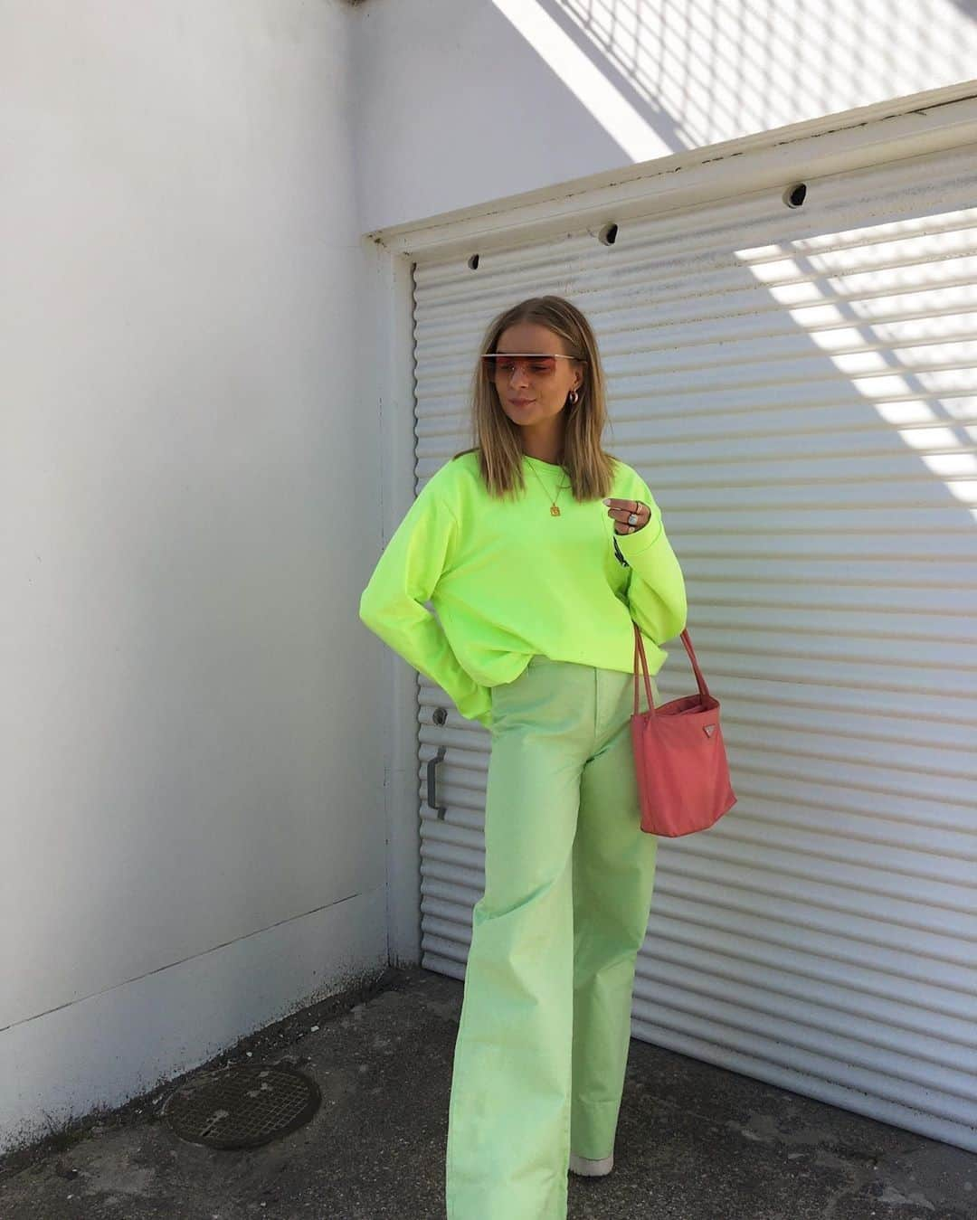 ASOSさんのインスタグラム写真 - (ASOSInstagram)「File under: highlighter chic 📸 @emmamoldt 🔎 ASOS DESIGN wide-leg jeans (1408515) 🗣 Image description: Emma wearing a full neon 'fit」6月8日 17時10分 - asos