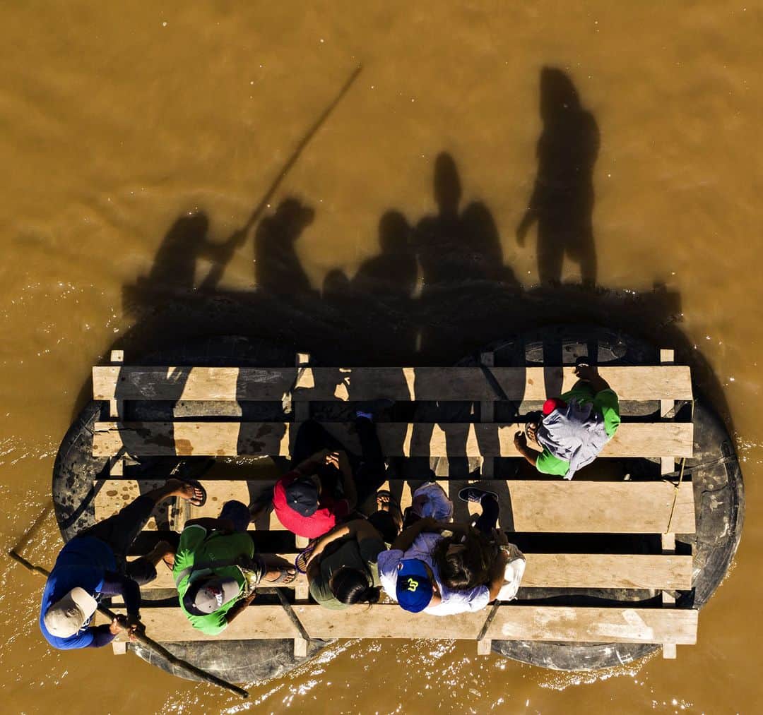 のインスタグラム：「AFP Photo 📷@ppardo1 - Aerial picture showing migrants and residents using a makeshift raft to cross the Suchiate river from Tecun Uman in Guatemala to Ciudad Hidalgo in Chiapas State, Mexico, on June 6, 2019. . The US warned Mexico Thursday it needed to make more concessions on slowing migration to avoid President Donald Trump's threatened tariffs, as the Mexican leader announced he would visit the border to "defend our dignity." Mexican authorities responded to one key US demand Wednesday by blocking the latest US-bound caravan of undocumented migrants as it entered Mexico from Guatemala.」