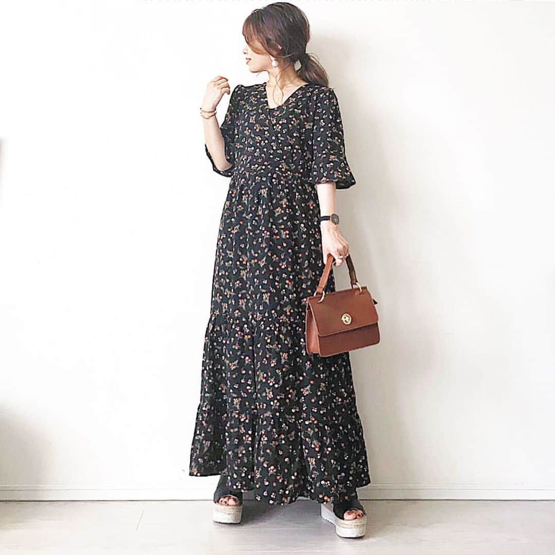 マナさんのインスタグラム写真 - (マナInstagram)「#今日のコーデ  one-piece (#小花柄カシュクールロングワンピース )@fifth_store  sandal #donoban 去年 bag @#tresallir2018 . . .リラックス感もフェミニンさもある花柄ワンピ❤︎ 151cmで床スレスレの長さです🙌 動いた時のヒラヒラ揺れ具合が可愛すぎる🙊💕 今、40％offやってたよ😊✨ . . . . . .#fifth #fifthtl #フィフス #mamacode #mamafashion #ママコーデ #ママファッション #マナママコーデ #着回しコーデ #シンプルコーデ #おちびコーデ  #おちびの輪 #低身長コーデ #ootd #outfit #mamagirl #locari」6月8日 17時23分 - ma_anmi