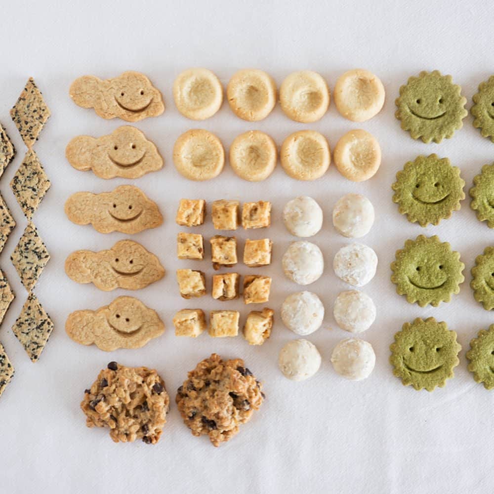 手紙社さんのインスタグラム写真 - (手紙社Instagram)「【「札幌蚤の市&札幌もみじ市」出店者紹介：クッキー クル（16日）】 埼玉県にあるクッキークルは、日常に馴染むクッキーをお届けするクッキーショップ。特別な日だけでなく普段から食べてほしい、という想いが込められた焼き菓子は、素朴でシンプルな味わいで、ついつい手が伸びてしまうおいしさ。16日のみの出店ですので、お目当ての方はお早めにブースに足を運びください。 . ▶︎詳細はプロフィールのリンクより「https://nomi-momi.com 」へ . ▶︎ボランティアスタッフ募集中！　詳しくはストーリーへ . #札幌蚤の市#札幌もみじ市#札幌北欧市#札幌豆皿市#手紙社#手紙舎#東京蚤の市#東京北欧市#東京豆皿市#アンティーク#ブロカント#豆皿#箸置き#tokyonominoichi#tegamisha#vintage#antique#mamezara」6月8日 17時38分 - tegamisha
