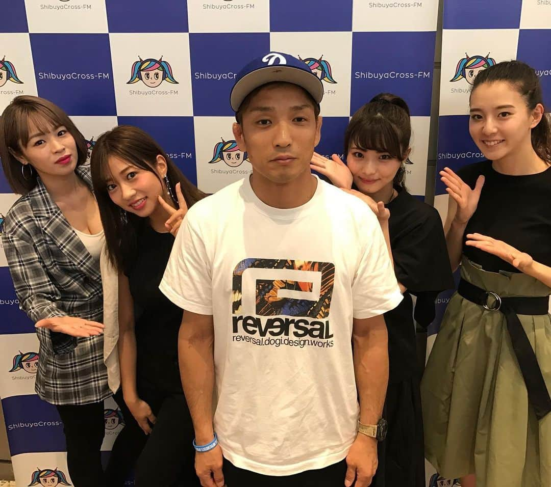 所英男さんのインスタグラム写真 - (所英男Instagram)「今日は14時から公開生放送の「渋谷クロスFM グラチアのフレフレスポーツ！」に出させていただきました。格闘技やトレーニング、ストレッチの話しなどをグラチアガールの皆さんと楽しくお話しさせていただきました！最初、皆さん美人でかなり緊張して、酒ないと無理だ、、と思ってましたが、終わってみたらあっという間！写真最後の宮原さんは空手の全国大会王者！！今日はありがとうございました！ #グラチア #渋谷クロスfm #宮原華音 さん」6月8日 17時32分 - tokorohideo