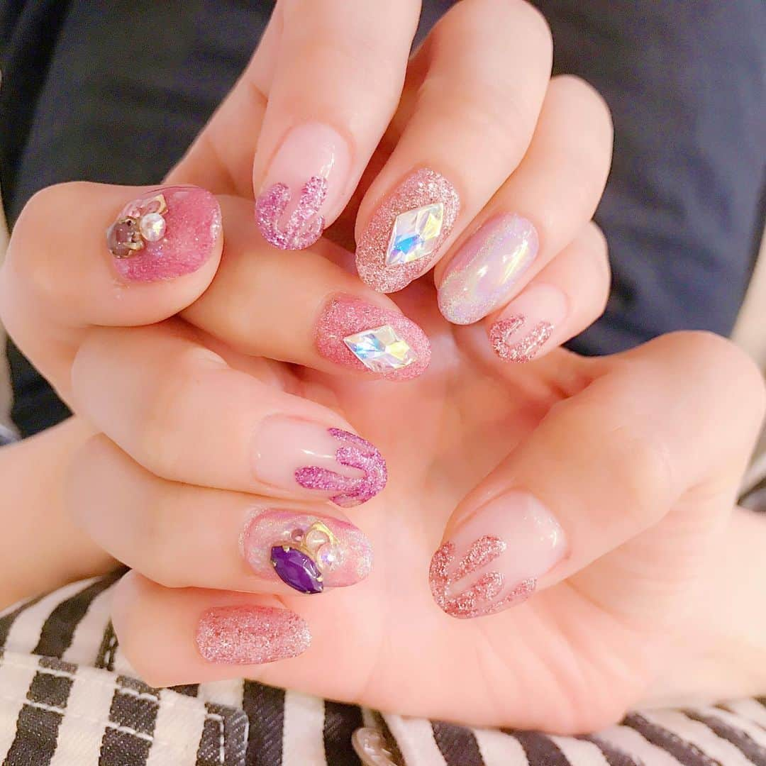 なかやまちえこさんのインスタグラム写真 - (なかやまちえこInstagram)「PINK Glitter！ #nail #nails #nailart #ネイル #美甲 #ネイルアート  #clou #nagel #ongle #ongles #unghia #japanesenailart #manucure #네일 #젤네일 #네일아트 #네일리스트 #japanesenails #manicurist #gelnails #グリッターネイル #glitternails #とろ〜りネイル #pinknails #Aldious #Marina さん」6月8日 17時34分 - chiekonakayama