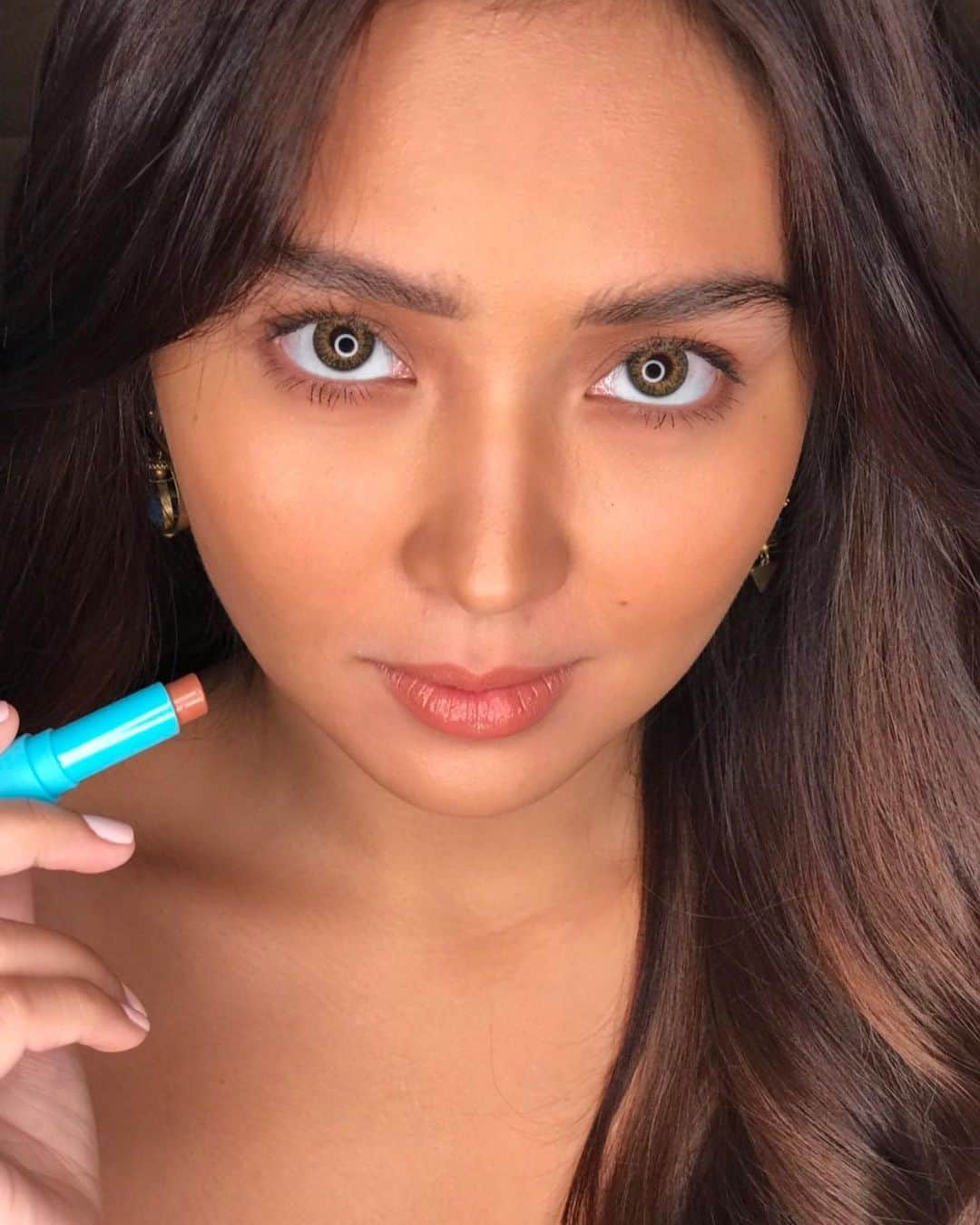 Kathryn Bernardoさんのインスタグラム写真 - (Kathryn BernardoInstagram)「Wearing @happyskin_ph’s Love Your Lips Intense Color Butter Balm while hitting the gym! My personal fave is the shade Free...but honestly I love them all (okay, fine, maybe I’m a little biased 😜). These butter balm lippies are infused with natural mint extract to cool, refresh, and moisturize your lips all at the same time! Highly pigmented too, and plus points for SPF 15! 👄 Swipe left for a closer look at this lip shade!」6月8日 17時55分 - bernardokath
