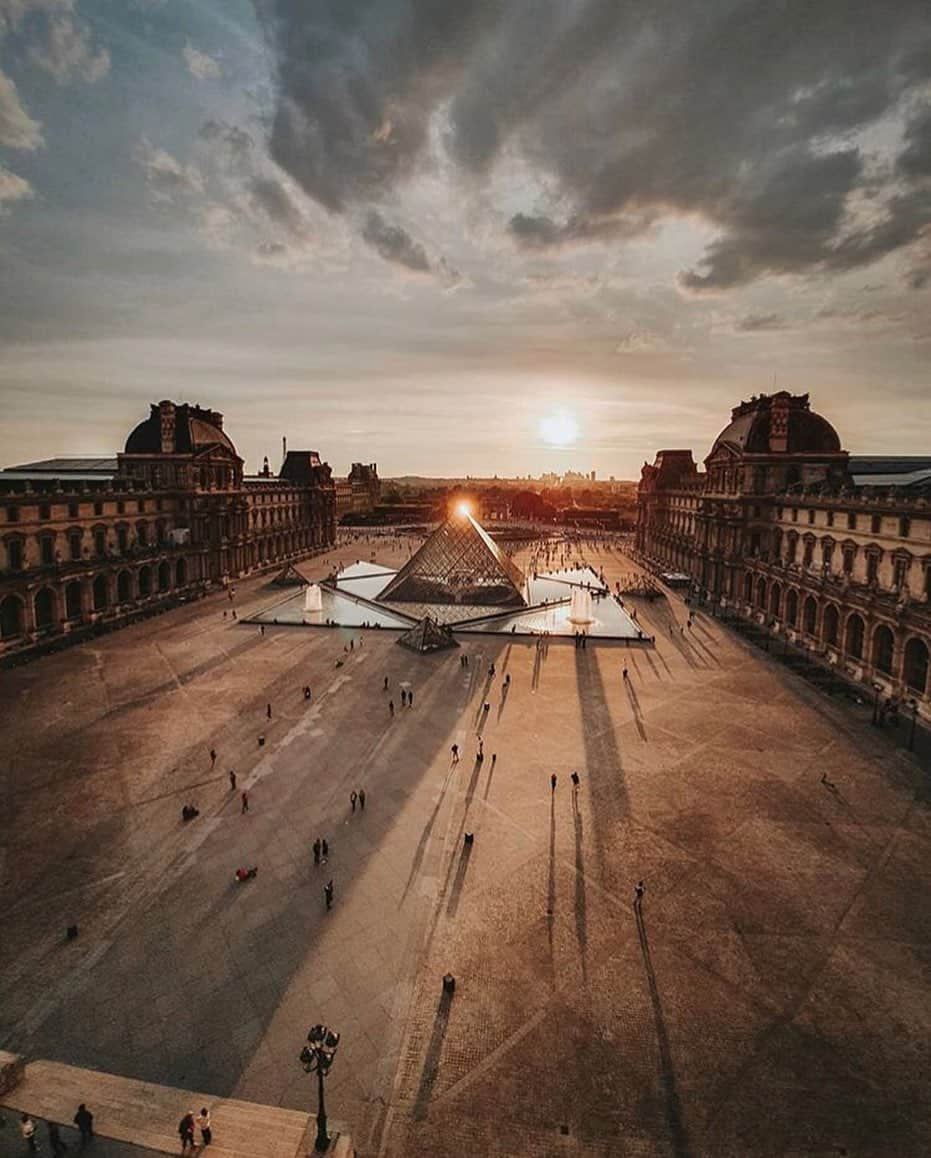 ルーブル美術館さんのインスタグラム写真 - (ルーブル美術館Instagram)「. 🇫🇷[CONCOURS PHOTO] - Merci @puanindya pour cette magnifique photo de la Pyramide en heure dorée ! 🤩 - 📷 Vous avez jusqu’au 30 juin pour partager votre plus belle photo de la Pyramide du Louvre avec le #30ansPyramide ! - 🎁 Les gagnants remporteront un des trois lots offerts par @boutiquesdemusées : une estampe JR au Louvre (@ateliersdartdesmuseesnationaux), une tasse anamorphose JR X Bernardaud ou un T-shirt JR Pyramide du Louvre X Homecore. Soyez créatifs ! 🤞🏻 ——— 🌎 [PHOTO CONTEST] - Thanks @puanindya for this amazing view of the Pyramid in the golden hour! 🤩 - 📷 Share your best pictures of the Pyramid with the #30ansPyramide on Instagram before June 30, 2019! - 🎁 The winners will receive one of the 3 gifts offered by @boutiquesdemusées : An engraving JR at the Louvre (@ateliersdartdesmuseesnationaux), an anamorphic cup JR X Bernardaud, or a T-shirt JR Pyramid of the Louvre X Homecore Be creative! 🤞🏻 . . . #MuséeDuLouvre #LouvreMuseum #Louvre」6月8日 17時51分 - museelouvre