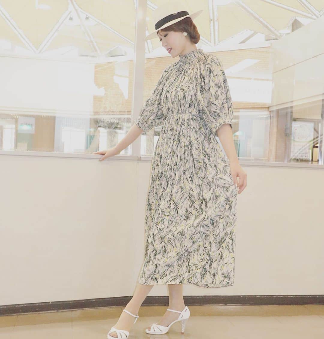 夕霧らいさんのインスタグラム写真 - (夕霧らいInstagram)「#ボタニカル柄  #fashionista  #リゾートコーデ #ゆったりワンピース  #whitehat #帽子  #白系コーデ  #30代ファッション  #ロングワンピース  #ホワイトワンピース #ハットアレンジ  #セルフ #ヘアーアレンジ #差し入れ #お手紙 #ありがとうございました💓  #日々に感謝❤️ #ソリオLive #第2部 #いいねじゅせよ🤙 #出来事はtwitterに書きました❤️」6月8日 17時51分 - 88rairai88