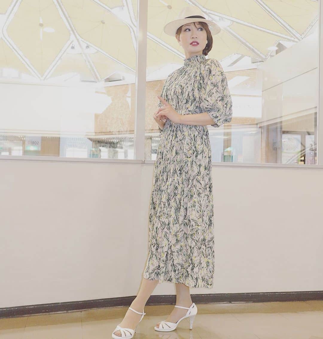 夕霧らいさんのインスタグラム写真 - (夕霧らいInstagram)「#ボタニカル柄  #fashionista  #リゾートコーデ #ゆったりワンピース  #whitehat #帽子  #白系コーデ  #30代ファッション  #ロングワンピース  #ホワイトワンピース #ハットアレンジ  #セルフ #ヘアーアレンジ #差し入れ #お手紙 #ありがとうございました💓  #日々に感謝❤️ #ソリオLive #第2部 #いいねじゅせよ🤙 #出来事はtwitterに書きました❤️」6月8日 17時51分 - 88rairai88