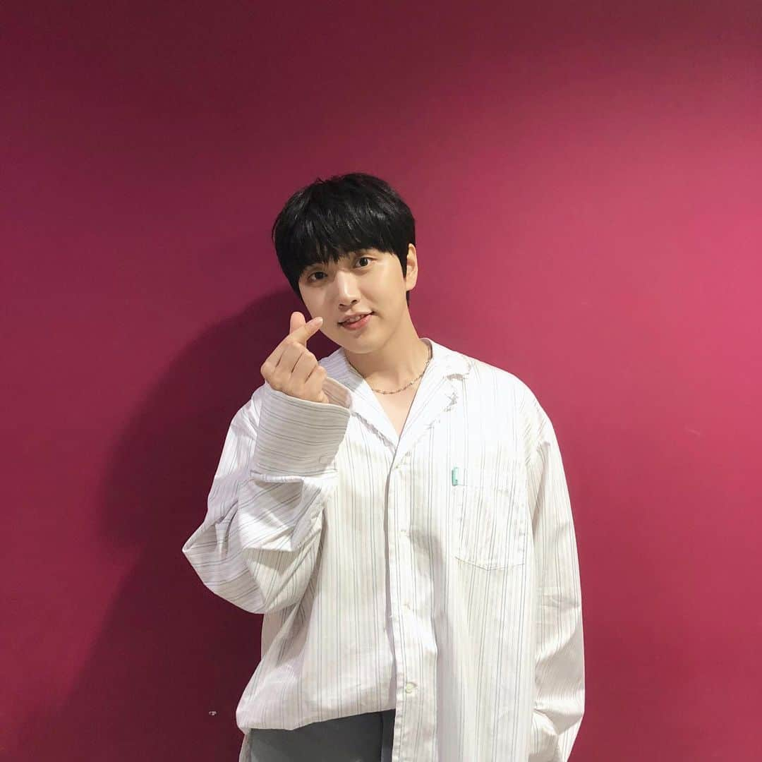 B1A4さんのインスタグラム写真 - (B1A4Instagram)「190608 쇼! 음악중심 📸 ⠀⠀⠀ 오늘의 햇살을 닮은 듯한 #날씨좋은날 의 #산들 ⠀⠀⠀ 그리고 바나와 함께한 미니팬미팅까지🥰 ⠀⠀⠀ #B1A4 #SANDEUL」6月8日 17時52分 - b1a4ganatanatda