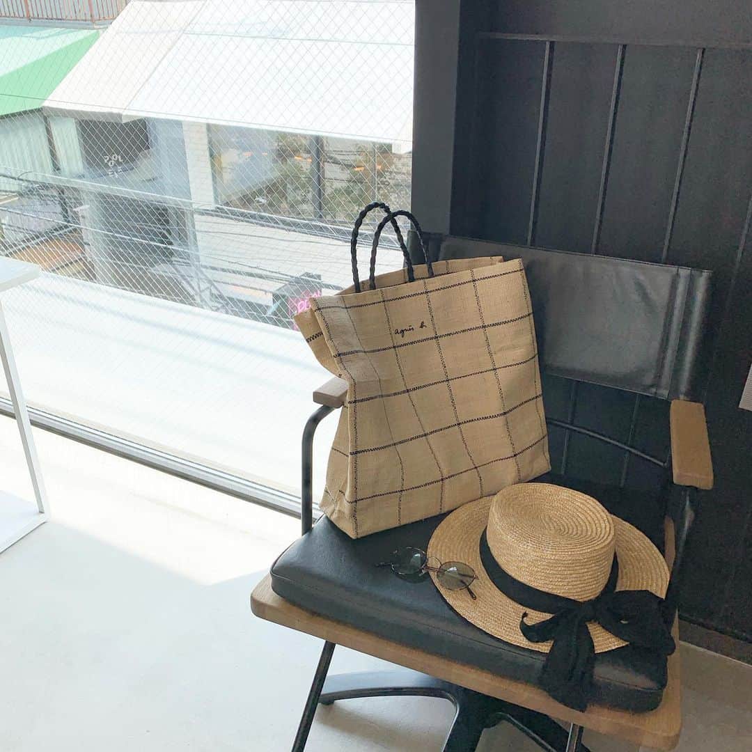 中瀬古ゆきなさんのインスタグラム写真 - (中瀬古ゆきなInstagram)「今年大活躍しそうな夏小物たち☺️💕 ・ #バッグ ： #agnesb @agnesb_officiel  #ハット ： #moderobe @mode_robe_official  #サングラス ： #jemica ✨ ・ 持っているバッグは特大or極小か、二択！！笑 このサイズはポイントになるから使いやすいです💗 大好きなアニエスベーのもの🥰 ・ サングラスは最近すごく質問いただくのですが、 新宿ルミネエストの雑貨屋さんでみつけた ¥1,500くらいだったものです！笑🌈 沖縄旅行いくときに新しいのが欲しくて 急遽調達したものだけど愛用してます😌❤️ レンズが透けてるデザインの合わせやすい！👍 ・ #fashion #summer #photo #bag #sunglasses #hat #new #myfav #love #instagood」6月8日 17時58分 - yuch1129