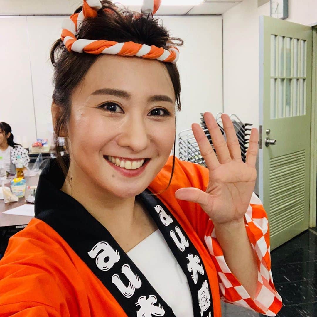 糸数美樹のインスタグラム：「🎉🤣🙏✨👏 #新CM #今日から流れてるんだね #au #大感謝祭 #感謝のお祭りにのろう #人生初みこし #ハッピにねじりはちまき #ガチ神輿にビビったけど担いでる皆さん大変だったはずお疲れ様でした #チラシも入ってたから合わせてみてねん #えーゆー機種変えーゆー機種変つってわっしょいしました #沖縄市民会館中ホールで神輿に乗るわたし #シュールやたん #撮影場所 #ここだけの話ねw #みきとにーお祭り野郎になるの巻 #カリフォルニアのアイドルから宇宙人ときて今度はお祭り野郎さて次は何になるのか #乞うご期待 #みきとにー」