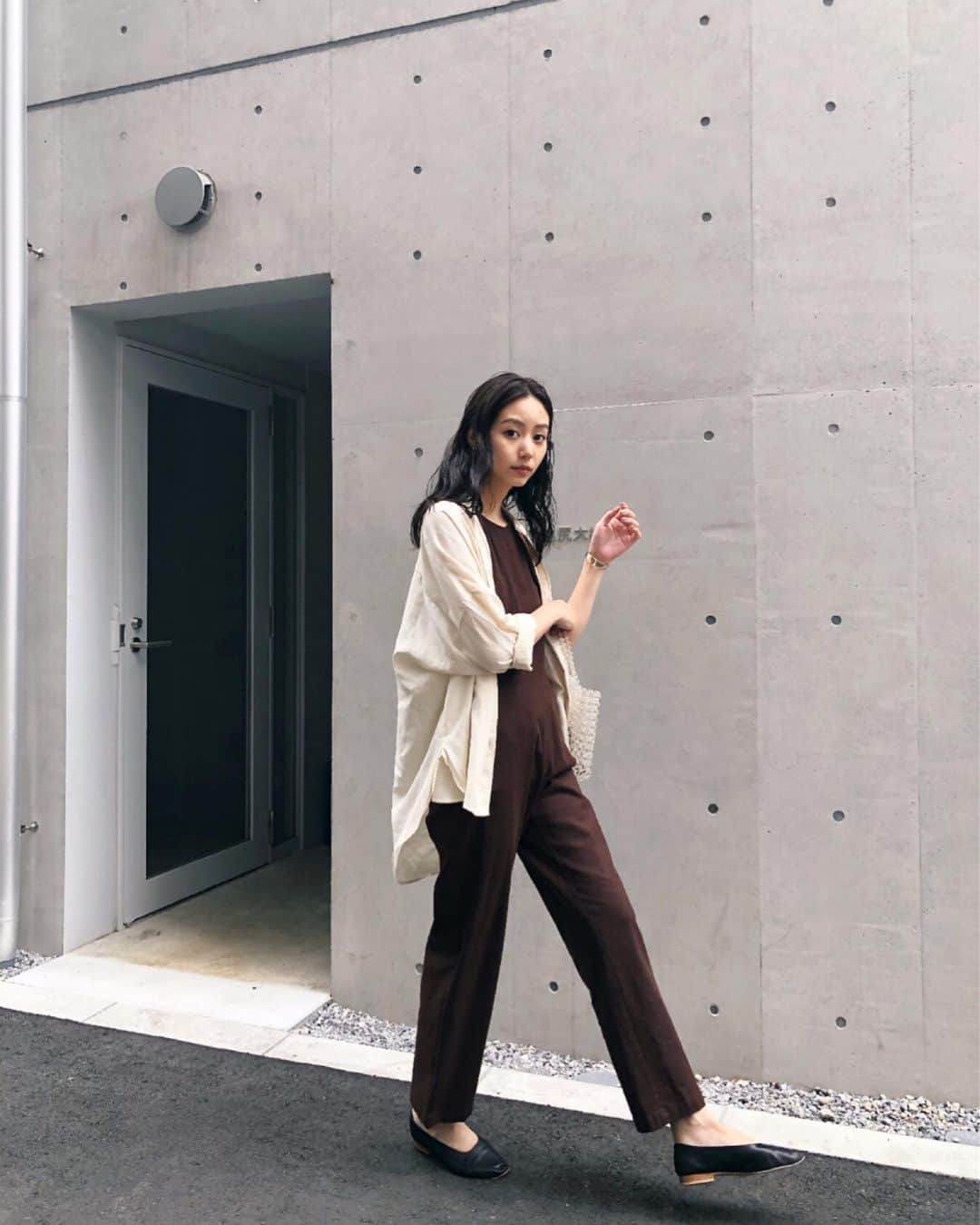Shiho Sasakiのインスタグラム：「バックスタイルがとっても可愛いオールインワン💯 麻混なのでドライタッチな着心地🙆‍♀️ ストレッチも入っているのでとても動きやすいです✨ @moussyofficial には素敵な新作がもりもり入荷中🍉 プレセールも6/10まで実施中です🙋‍♀️ 詳しくはお近くの店舗までお問合せ下さいませ☎️ #MOUSSY#MOUSSYSNAP」