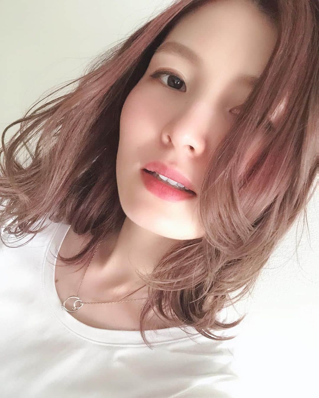 中田有美さんのインスタグラム写真 - (中田有美Instagram)「New hair color.💁🏻‍♀️﻿ ﻿﻿﻿﻿ ﻿今回もピンクグレー💓 ﻿﻿﻿﻿﻿ 前回のピンクよりも濃いめに入れてもらった🙈🎉﻿ ﻿ ﻿﻿﻿﻿﻿ ﻿﻿﻿﻿﻿ #ボブヘアー﻿﻿﻿﻿﻿﻿﻿﻿ #アッシュ﻿﻿﻿﻿ #ヘアカラー﻿﻿﻿﻿﻿﻿﻿﻿ #ピンクグレージュ ﻿﻿﻿﻿﻿﻿﻿﻿ #japan #fukuoka #photo #model #hair #haircolor  #hairstyle  #love #instafashion #instadaily #stayle #instagood #ashhair #instadaily #me #y_n_yumi #yuminakata #中田有美 #コーデ」6月8日 18時16分 - yumi_5287