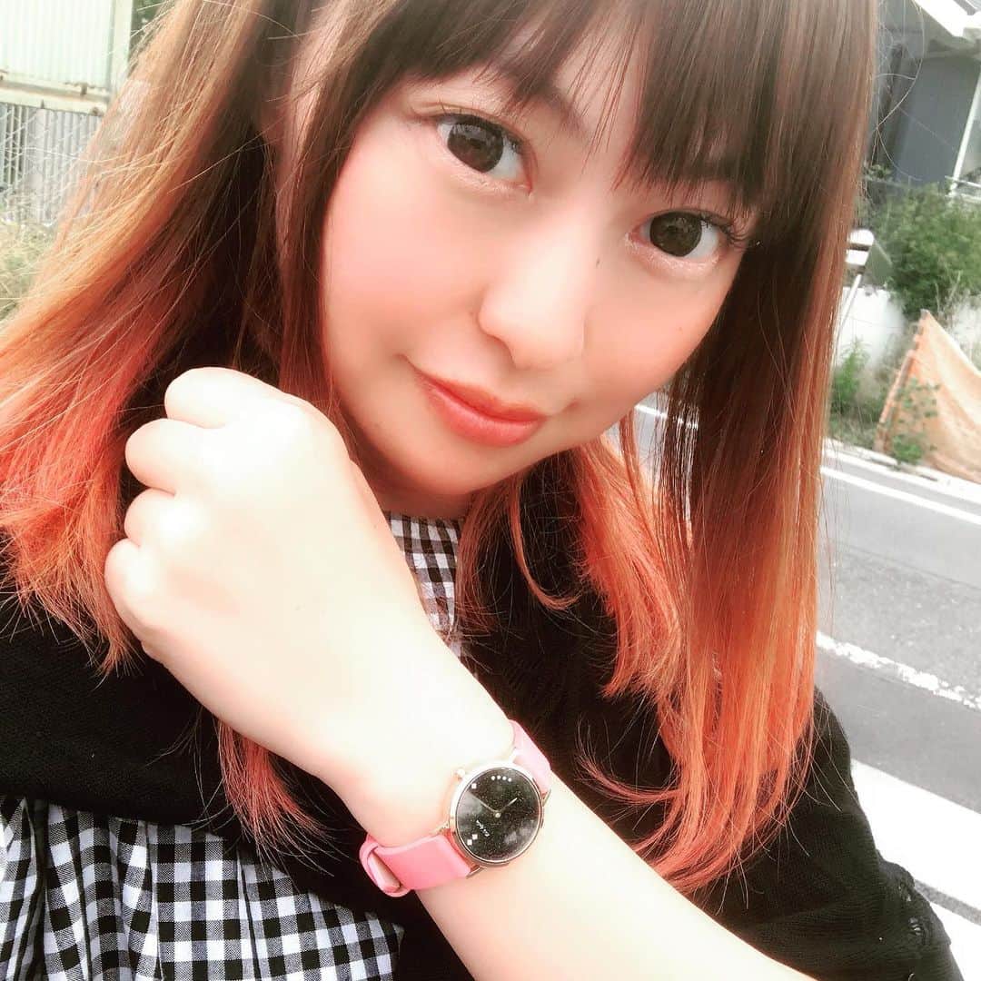 正田美里（みさみさ）さんのインスタグラム写真 - (正田美里（みさみさ）Instagram)「ハワイの星空をイメージして作られたブランド、リアクレア(@liakulea_japan )さんの腕時計。  ブランド名の「Lia」はハワイの言葉で憧れなんだって。そして「Kule'a」は幸福や成功だそうで、その言葉がギュッと詰まってるキラッキラした腕時計です。  大好きなピンクのレザーのベルトが思ってた以上に可愛いくてめちゃくちゃ気に入りました。  文字盤が、綺麗な夜空みたいで、天然金剛石が輝く星のようっ。  ハワイの星空を持ち歩くぞっ（笑）  10%OFFになるクーポンは:misamisawm 是非リアクレアで検索してね!  #リアクレア #腕時計 #時計 #liakulea #pink #レザー #星空 #ハワイ #PR」6月8日 18時17分 - misamisaupiupi