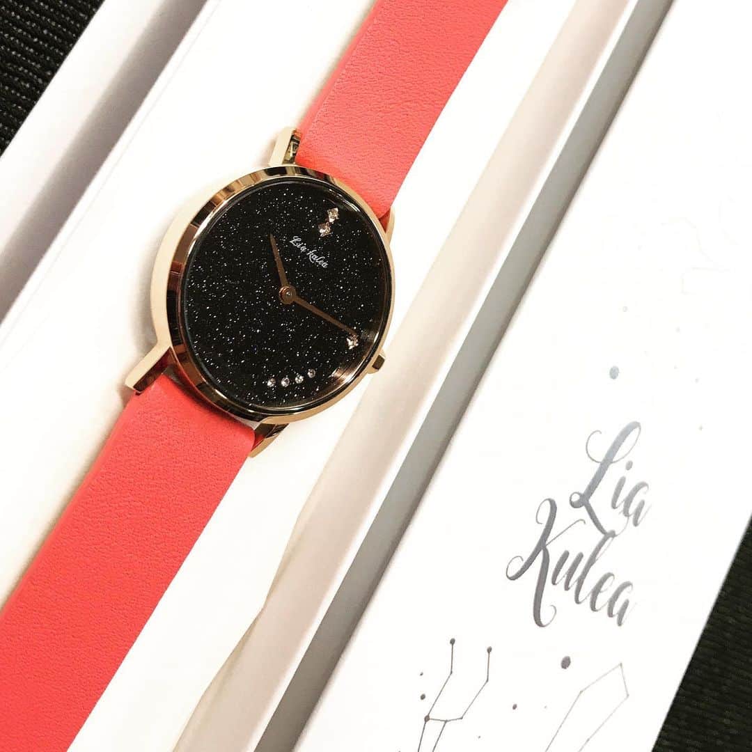 正田美里（みさみさ）さんのインスタグラム写真 - (正田美里（みさみさ）Instagram)「ハワイの星空をイメージして作られたブランド、リアクレア(@liakulea_japan )さんの腕時計。  ブランド名の「Lia」はハワイの言葉で憧れなんだって。そして「Kule'a」は幸福や成功だそうで、その言葉がギュッと詰まってるキラッキラした腕時計です。  大好きなピンクのレザーのベルトが思ってた以上に可愛いくてめちゃくちゃ気に入りました。  文字盤が、綺麗な夜空みたいで、天然金剛石が輝く星のようっ。  ハワイの星空を持ち歩くぞっ（笑）  10%OFFになるクーポンは:misamisawm 是非リアクレアで検索してね!  #リアクレア #腕時計 #時計 #liakulea #pink #レザー #星空 #ハワイ #PR」6月8日 18時17分 - misamisaupiupi
