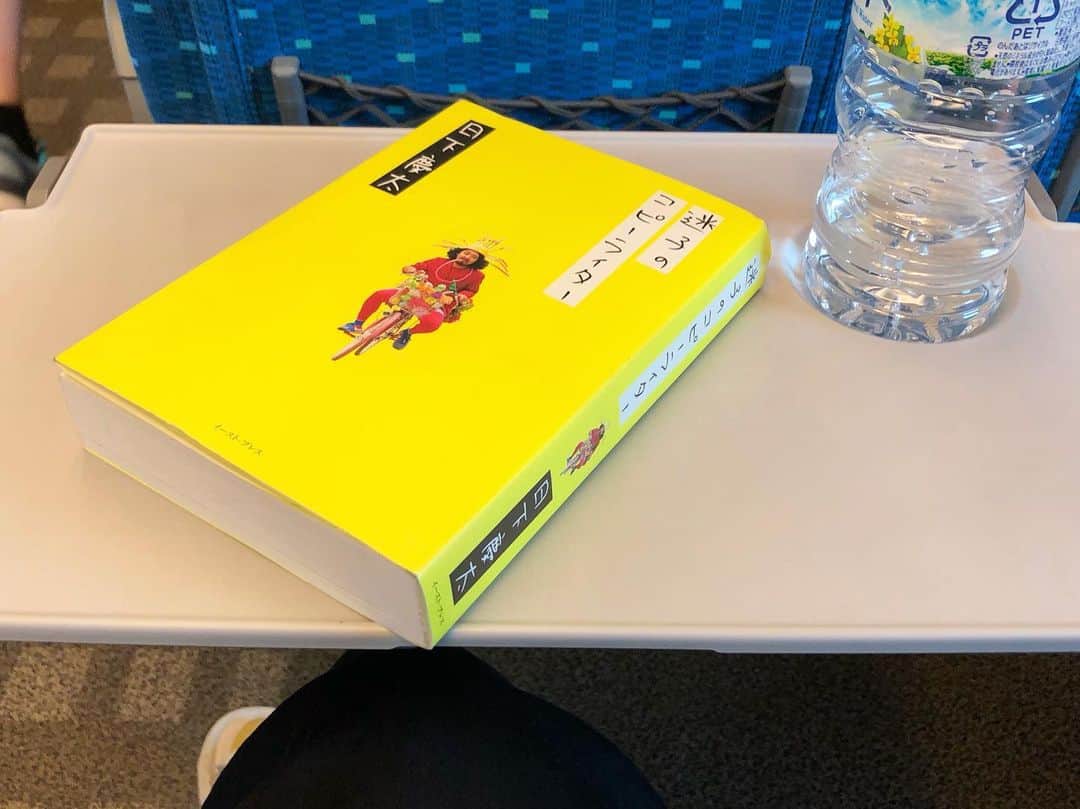 土井コマキのインスタグラム：「ある時。この人UFO呼べるねんで、って乱暴な紹介をされた。その正体は「ポスターを作り、街をおこし、UFOを呼ぶ」人、日下さん。 その人は、女川で見て立ち尽くして泣き笑いしてしまった、あのポスターを作った人でした。 分厚い本だけど、こんな表紙だけど、感動しながらあっという間に読み終わった。さすがコピーライター。 広告の仕事だけじゃなくて、どんな仕事の人も、1番底で大切なことって、この本に詰まってる気がする。 それにしても、マカオ懐かしい。 #土井文庫 #エキスポライブラリー #森ノ宮キューズモール #まちライブラリー」