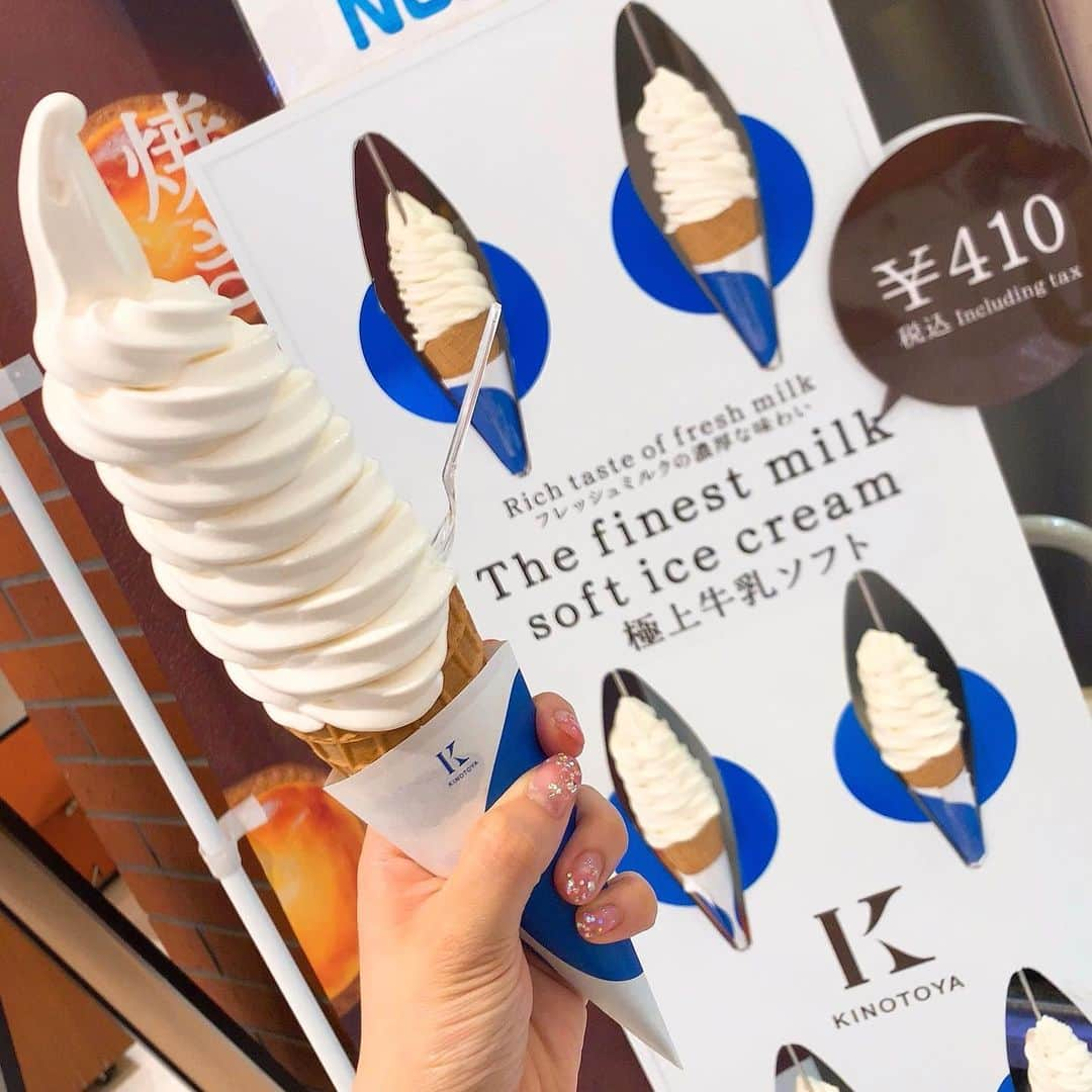 堀詩音のインスタグラム：「飛行機乗る前にみんなでソフトクリーム🍦﻿ ﻿ ﻿ #新千歳空港 はソフトクリーム天国かな？﻿ ってくらい40店舗以上も﻿ ソフトクリームを取り扱ってるお店が﻿ たくさんあるんだけど、、、🤤﻿ ﻿ ﻿ 今回は新千歳空港ソフト・アイスクリーム総選挙2018で﻿ 第1位となった﻿ #きのとや #極上牛乳ソフト を食べました❤️﻿ ﻿ ﻿ 写真で伝わるかな〜〜〜？﻿ ﻿ ﻿ めちゃくちゃおっきくて﻿ 食べ応えばっちり👌👌👌﻿ ﻿ ﻿ しおんは普通に頼んだんだけど﻿ あまりの大きさに一緒にいたスタッフさんは﻿ 少し小さめにお願いしますって頼んでたので﻿ 食べきれるか心配な方は﻿ お店の方に一声かけるといいかも(？)🤔﻿ ﻿ ﻿ 濃厚なソフトクリームしあわせだったなあ🥰﻿ ﻿ ﻿ 🏠新千歳空港国内線ターミナルビル2階﻿ 🍦きのとや 極上牛乳ソフト ¥410 (撮影時)﻿ ﻿ ﻿ ﻿ #北海道 #Hokkaido #札幌 #Sapporo #新千歳空港グルメ #新千歳空港ソフトクリーム #北海道グルメ #新千歳空港スイーツ #札幌グルメ #北海道旅行 #菖蒲まりん﻿ ﻿」