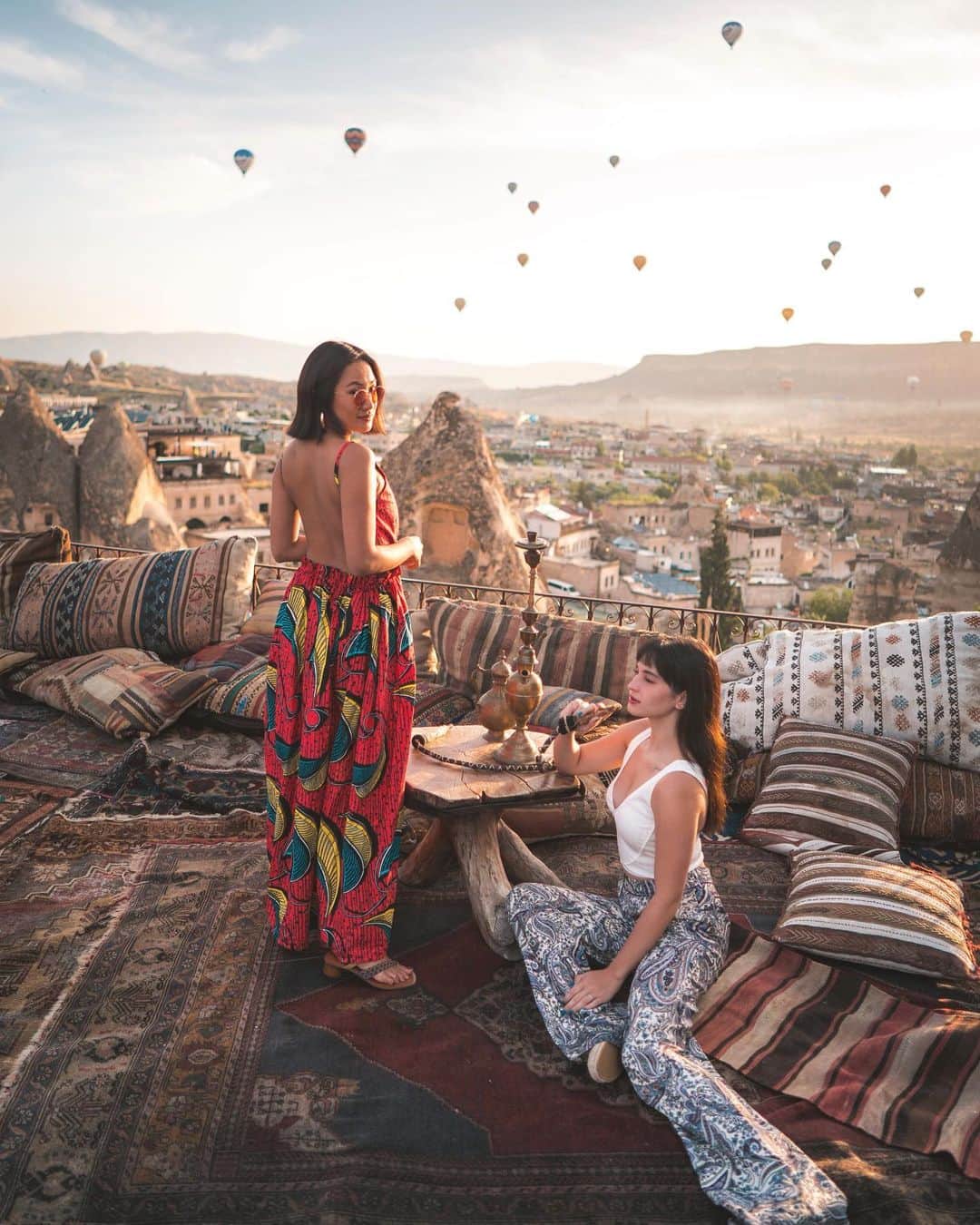 Coleen Garciaさんのインスタグラム写真 - (Coleen GarciaInstagram)「Cappadocia’s beauty is surreal and one of a kind. 😍 Everything looks like it came straight out of a movie. We got to stay in a cozy cave hotel, and this was taken right on the rooftop. I’ll definitely come back one day! Hopefully soon with the hubby. But for now, #LauLeen muna. 🤣」6月8日 18時20分 - coleen