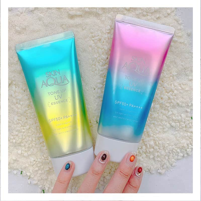 fasme.mediaさんのインスタグラム写真 - (fasme.mediaInstagram)「《SKIN AQUA 限定　ミントグリーン♡》 . トーンアアップ日焼け止めの王道「スキンアクア」のトーンアップUVエッセンス。 ラベンダーカラーで透明感を引き出すでお馴染みですが限定でミントグリーンが登場！質感や匂い諸々は同じですが、透明感ブルー×血色感ピンクで明るい透明感をプラスするラベンダーに対して、透明感ブルー×赤みカバーグリーンで赤みをおさえた透明感をプラスするミントグリーン。 . 肌の赤みが気になる人にはおすすめです♡ カラーコントロール下地がピンク派かグリーン派かで選んでみるとわかりやすいかも♪ . .#fasme#cosmetics #makeup #美妆 #化妆品#메이크업#메이크#팔로우 #コスメ動画#メイク動画 #メイク#コスメ#女子力向上委員会 #今日のメイク#コスメ紹介 #コスメ好きさんと繋がりたい #コスメマニア #プチプラコスメ #インスタ映え#女子力アップ#日焼け止め#トーンアップ#スキンアクア#ダイソー#プチプラ#限定#比較#美白#白肌#トレンド」6月8日 18時21分 - fasme.media