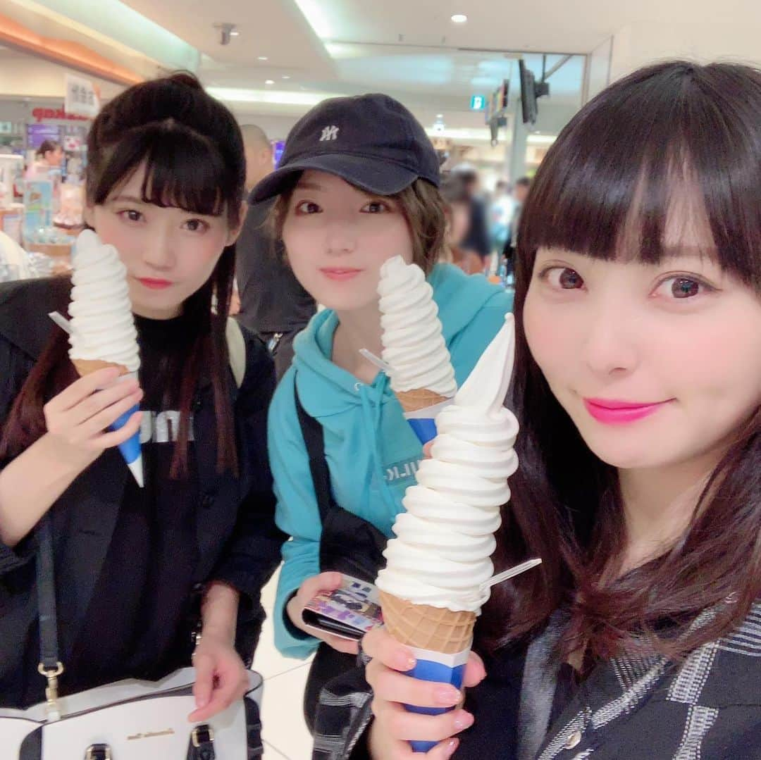 堀詩音さんのインスタグラム写真 - (堀詩音Instagram)「飛行機乗る前にみんなでソフトクリーム🍦﻿ ﻿ ﻿ #新千歳空港 はソフトクリーム天国かな？﻿ ってくらい40店舗以上も﻿ ソフトクリームを取り扱ってるお店が﻿ たくさんあるんだけど、、、🤤﻿ ﻿ ﻿ 今回は新千歳空港ソフト・アイスクリーム総選挙2018で﻿ 第1位となった﻿ #きのとや #極上牛乳ソフト を食べました❤️﻿ ﻿ ﻿ 写真で伝わるかな〜〜〜？﻿ ﻿ ﻿ めちゃくちゃおっきくて﻿ 食べ応えばっちり👌👌👌﻿ ﻿ ﻿ しおんは普通に頼んだんだけど﻿ あまりの大きさに一緒にいたスタッフさんは﻿ 少し小さめにお願いしますって頼んでたので﻿ 食べきれるか心配な方は﻿ お店の方に一声かけるといいかも(？)🤔﻿ ﻿ ﻿ 濃厚なソフトクリームしあわせだったなあ🥰﻿ ﻿ ﻿ 🏠新千歳空港国内線ターミナルビル2階﻿ 🍦きのとや 極上牛乳ソフト ¥410 (撮影時)﻿ ﻿ ﻿ ﻿ #北海道 #Hokkaido #札幌 #Sapporo #新千歳空港グルメ #新千歳空港ソフトクリーム #北海道グルメ #新千歳空港スイーツ #札幌グルメ #北海道旅行 #菖蒲まりん﻿ ﻿」6月8日 18時21分 - shion_hori