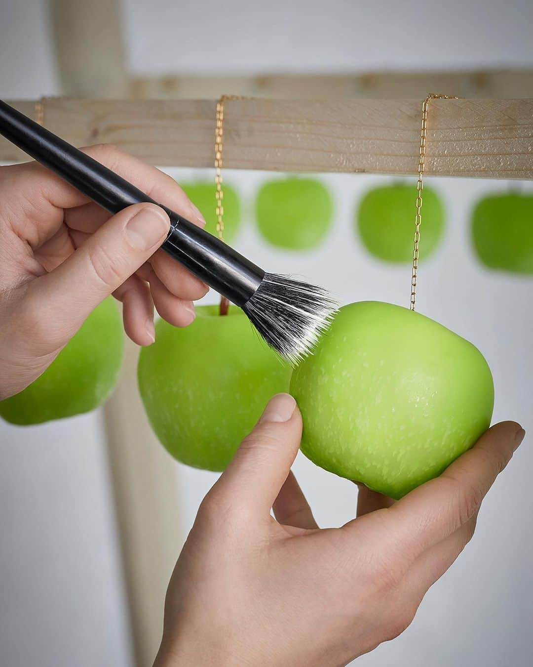 ルイ・ヴィトンさんのインスタグラム写真 - (ルイ・ヴィトンInstagram)「Unexpected pairing. #UrsFischer hung three-dimensional food charms from a white Capucines bag for the new #LouisVuitton Artycapucines Collection. Explore the limited-edition collaboration with six renowned contemporary artists via link in bio.」6月8日 23時58分 - louisvuitton