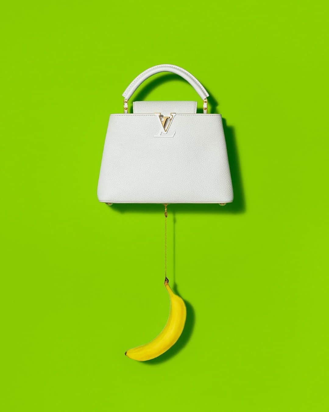 のインスタグラム：「Unexpected pairing. #UrsFischer hung three-dimensional food charms from a white Capucines bag for the new #LouisVuitton Artycapucines Collection. Explore the limited-edition collaboration with six renowned contemporary artists via link in bio.」