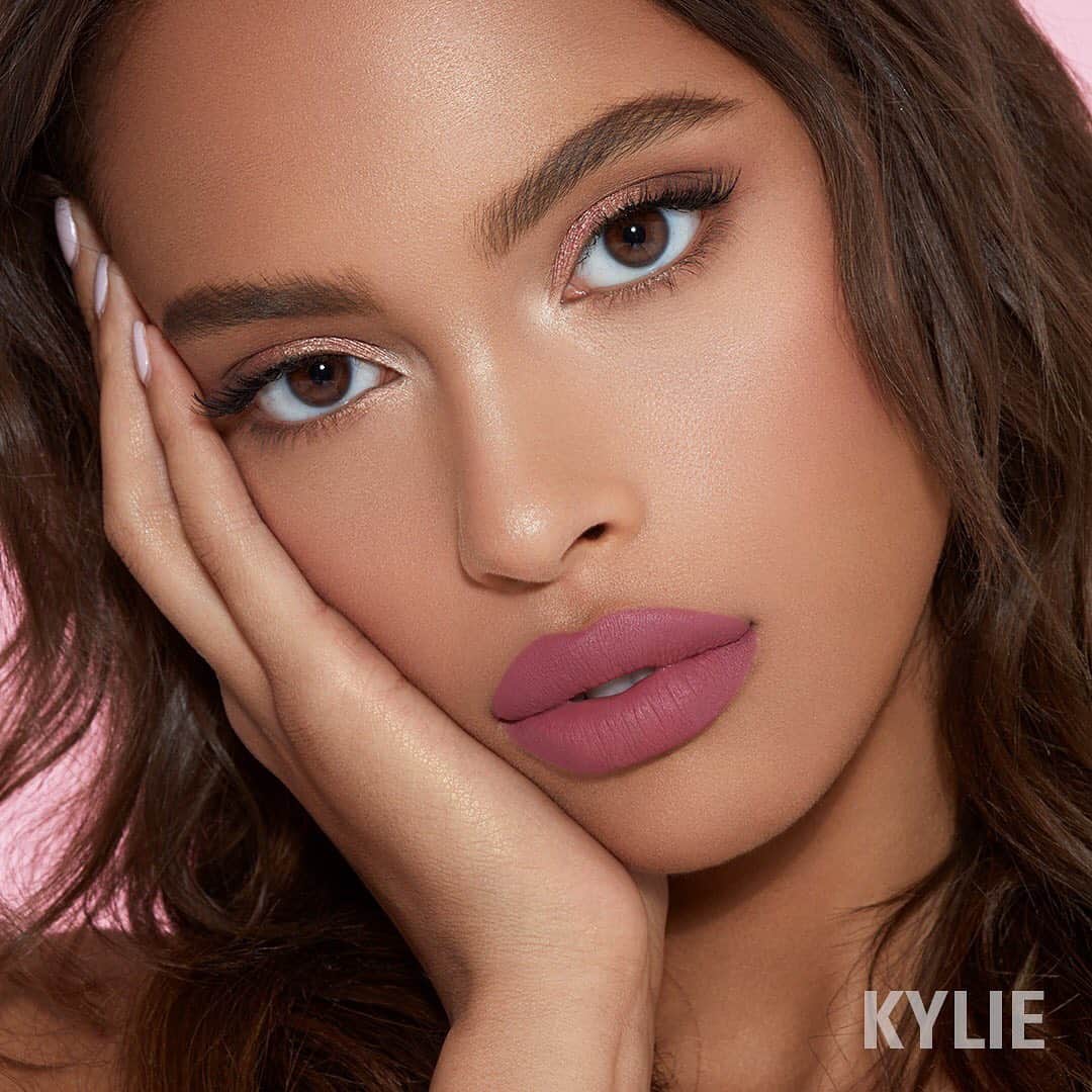 Kylie Cosmeticsさんのインスタグラム写真 - (Kylie CosmeticsInstagram)「Posie K 🌸 our award winning shade now in a velvet lip kit ✨ tap to shop」6月8日 23時59分 - kyliecosmetics