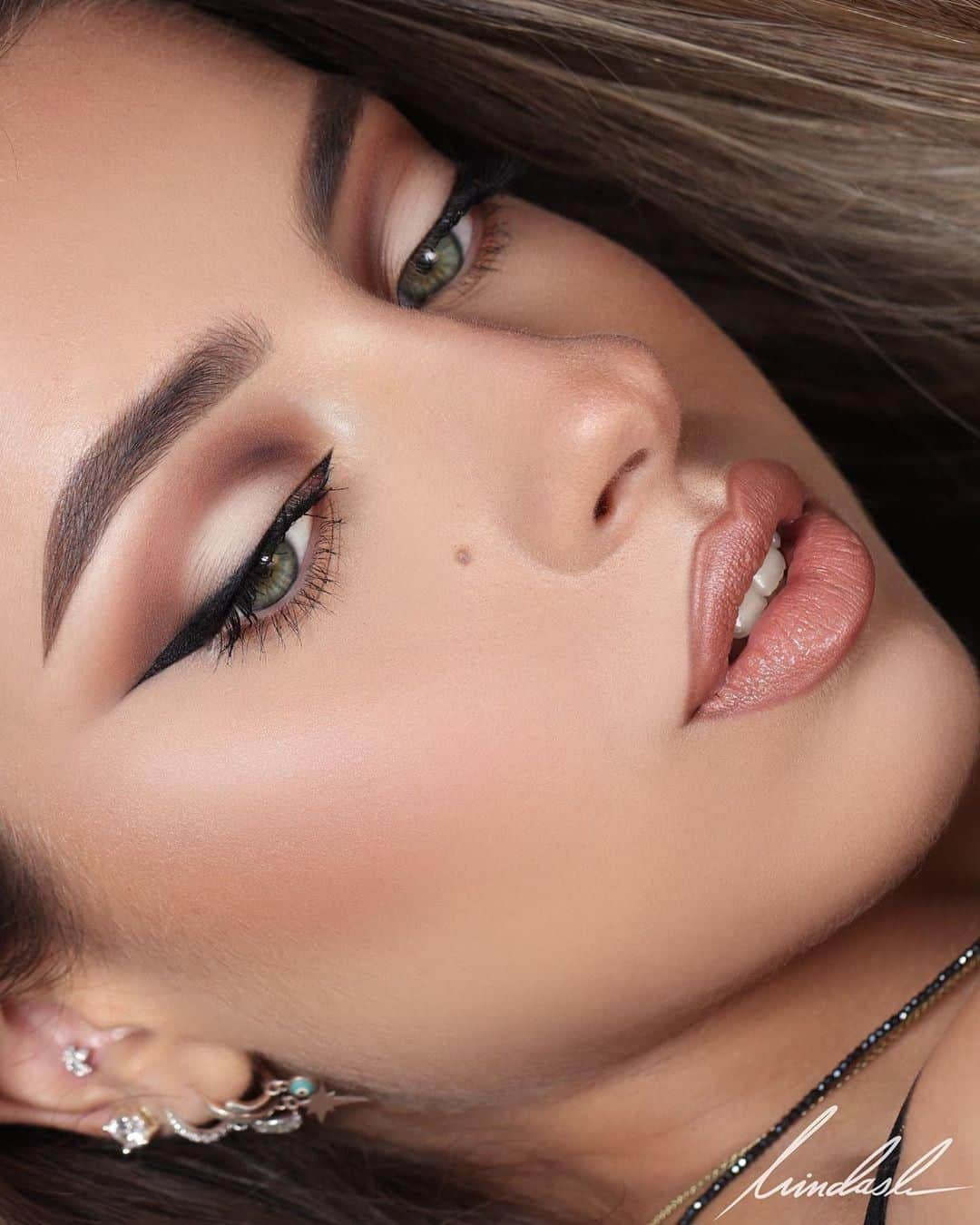 Too Facedさんのインスタグラム写真 - (Too FacedInstagram)「MUA @hindash perfects @zeenazaiid's STUNNING glam with a full face of #toofaced! 🤩 #regram  Products used: Born This Way Foundation in shade Natural Beige  Born This Way Super Coverage Concealer in shade Light Beige Shadow Insurance Eyeshadow Base  Natural Lust Eyeshadow Palette  Better Than Sex Eyeliner  Better Than Sex Mascara Natural Lust Bronzer Natural Nudes Lipstick in shade Birthday Suit #betterthansex #tfnaturallust」6月9日 0時00分 - toofaced