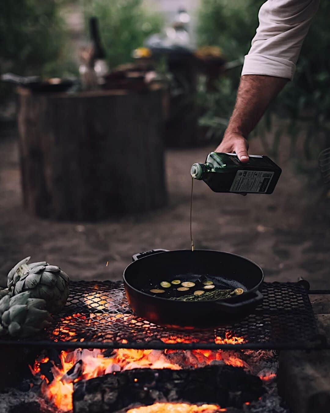 Staub USA（ストウブ）さんのインスタグラム写真 - (Staub USA（ストウブ）Instagram)「We are beautiful... yet rugged. Our signature Black Matte Cast Iron is perfect for the dad who loves to cook: from the stovetop to the campfire. ⛺ #fathersday Photo by @christiannkoepke」6月9日 0時00分 - staub_usa