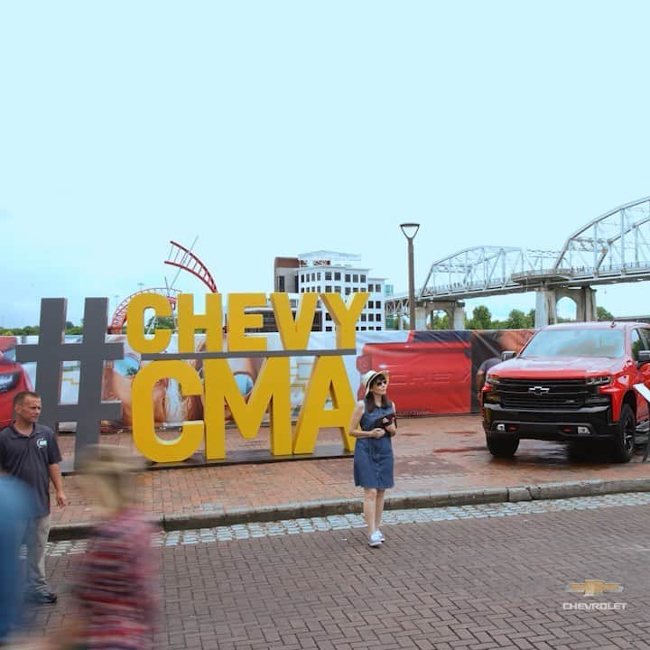 のインスタグラム：「Come by our display, take some pictures and make some memories like these people. #ChevyCMA」