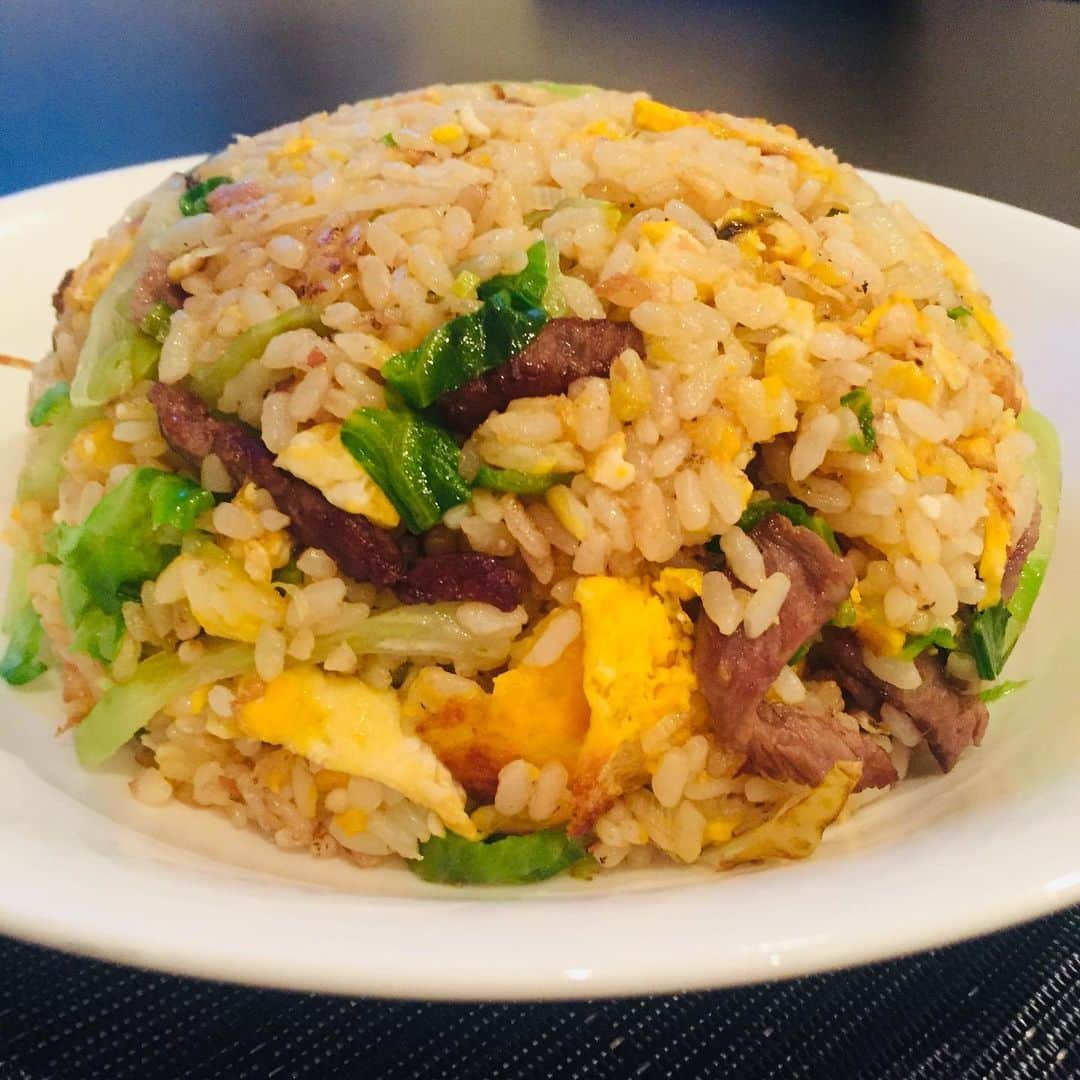 上重聡さんのインスタグラム写真 - (上重聡Instagram)「サトシご飯🍚 今日は得意の牛肉レタスチャーハン！ ポイントはマヨネーズと柚子胡椒です。我ながらうまくできました^_^  #チャーハン  #隠し味はマヨネーズと柚子胡椒」6月8日 18時33分 - satoshi18kamishige