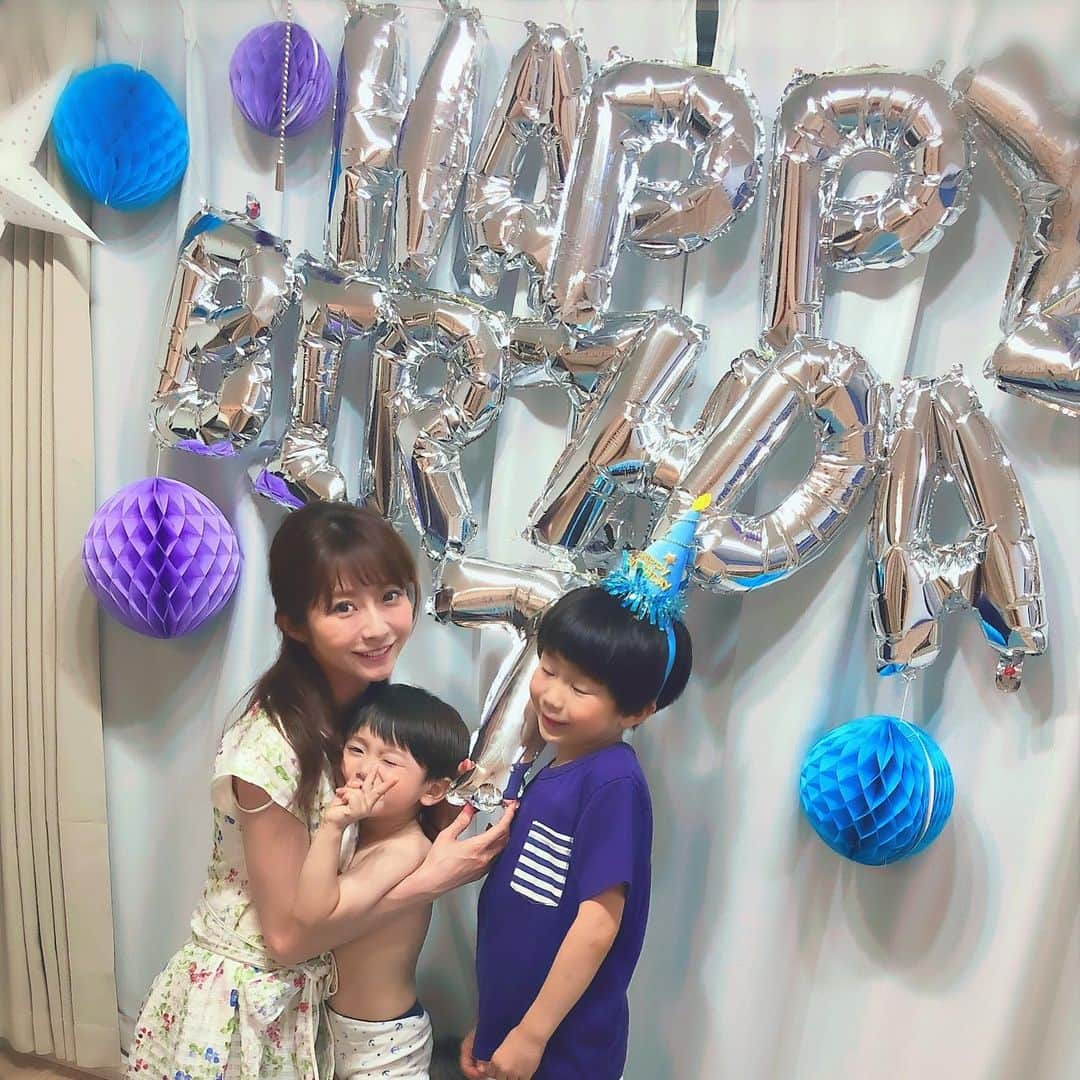 折原みかさんのインスタグラム写真 - (折原みかInstagram)「長男たかまる君㊗️7歳のお誕生日🎂 おじいちゃんおばーちゃん甥っ子達を招いて自宅でバースデーパーティーを開催しました🎈🎉 足元が悪い中来てくれて嬉しかったね♫ちゃんと御礼のご挨拶もできました🥰笑 終始ニヤニヤご機嫌なたかまる君なのでした♡ 4月から小学校も宿題もお手伝いも毎日がんばって偉い子君！ これからも健康ですくすく育っていって欲しいです♡ママはいつでも君の味方だょ😌💕 ホームパーティーメニュー ☆バーニャカウダ ☆海老とマッシュルームのアヒージョ ☆鯛のカルパッチョ ☆生ハムメロンピンチョス ☆ガーリックチーズとプチトマトのピンチョス ☆ステーキとアボカドのピンチョス ☆バケット ☆フライドポテト ☆つくね ☆キンパ ☆チーズ揚げ ☆お誕生日ケーキ🎂 どれを食べても美味しく出来た♡奇跡笑 皆んな喜んでたぁーくさん食べてくれて嬉しかったな♫ #息子 #長男 #7歳のお誕生日 #お誕生日おめでとう #ママ7年生 #男の子ママ #自宅でお祝い #ホームパーティー #お誕生日会 #ご挨拶 #happybirthday #パーティーレシピ #フィンガーフード #ピンチョス #手作り料理🍴 #おもてなし料理 #誕生日レシピ #子供お誕生日 #男の子お誕生日 #飾り付け #ホームデコ #バースデーケーキ #写真ケーキ #birthdaycake #小学生ママ #シャンパン #乾杯 #お祝い #歯抜け坊や #前歯ない」6月8日 18時34分 - mikaorihara