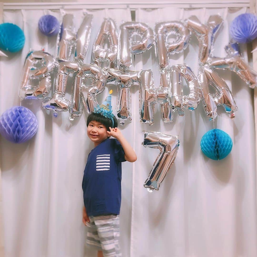 折原みかさんのインスタグラム写真 - (折原みかInstagram)「長男たかまる君㊗️7歳のお誕生日🎂 おじいちゃんおばーちゃん甥っ子達を招いて自宅でバースデーパーティーを開催しました🎈🎉 足元が悪い中来てくれて嬉しかったね♫ちゃんと御礼のご挨拶もできました🥰笑 終始ニヤニヤご機嫌なたかまる君なのでした♡ 4月から小学校も宿題もお手伝いも毎日がんばって偉い子君！ これからも健康ですくすく育っていって欲しいです♡ママはいつでも君の味方だょ😌💕 ホームパーティーメニュー ☆バーニャカウダ ☆海老とマッシュルームのアヒージョ ☆鯛のカルパッチョ ☆生ハムメロンピンチョス ☆ガーリックチーズとプチトマトのピンチョス ☆ステーキとアボカドのピンチョス ☆バケット ☆フライドポテト ☆つくね ☆キンパ ☆チーズ揚げ ☆お誕生日ケーキ🎂 どれを食べても美味しく出来た♡奇跡笑 皆んな喜んでたぁーくさん食べてくれて嬉しかったな♫ #息子 #長男 #7歳のお誕生日 #お誕生日おめでとう #ママ7年生 #男の子ママ #自宅でお祝い #ホームパーティー #お誕生日会 #ご挨拶 #happybirthday #パーティーレシピ #フィンガーフード #ピンチョス #手作り料理🍴 #おもてなし料理 #誕生日レシピ #子供お誕生日 #男の子お誕生日 #飾り付け #ホームデコ #バースデーケーキ #写真ケーキ #birthdaycake #小学生ママ #シャンパン #乾杯 #お祝い #歯抜け坊や #前歯ない」6月8日 18時34分 - mikaorihara