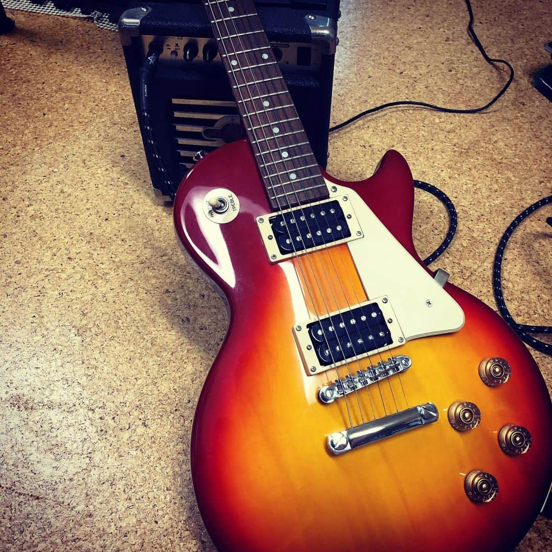 宮沢氷魚さんのインスタグラム写真 - (宮沢氷魚Instagram)「#lespaul #practice」6月8日 18時37分 - miyazawahio