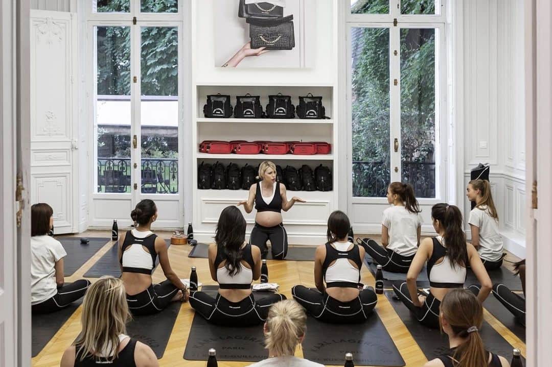 カールラガーフェルドさんのインスタグラム写真 - (カールラガーフェルドInstagram)「Namaste 🙏🏼 15 Influencers enjoyed an invite-only yoga class at the #KARLLAGERFELD maison, while wearing the new Athleisure collection. 📸 @kevinpaumier1」6月8日 18時37分 - karllagerfeld