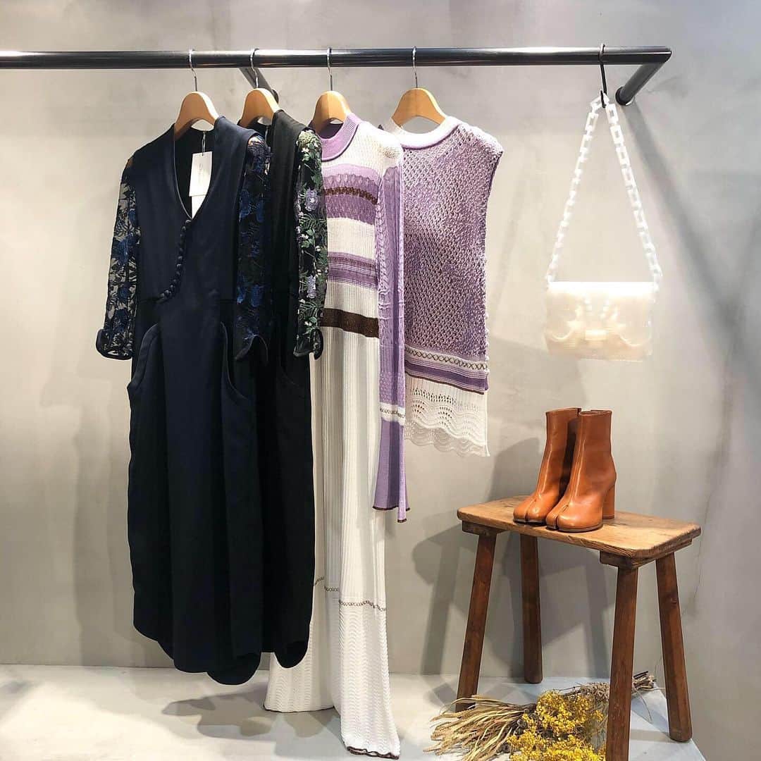 のインスタグラム：「【PICK UP ITEM】 オケージョンに使えるワンピースや人気のニットノースリーブ👗 ・ 商品の詳細に関しましては、商品ブログページよりご覧くださいませ。 ・ また、その他の取り扱いアイテムに関しましては、お気軽に店舗までお問い合わせください。 ・ お問い合わせはこちらから ⬇︎⬇︎⬇︎⬇︎ @ann_de_ark '' ・  #mame #mamemamemame #mamekurogouchi #マメ  #maisonmargiela #margiela  #マルジェラ #style #styling #fashion  #ファッション #コーデ #コーディネート #レディース #ショップ #栃木 #宇都宮 #anndeark #arknets」