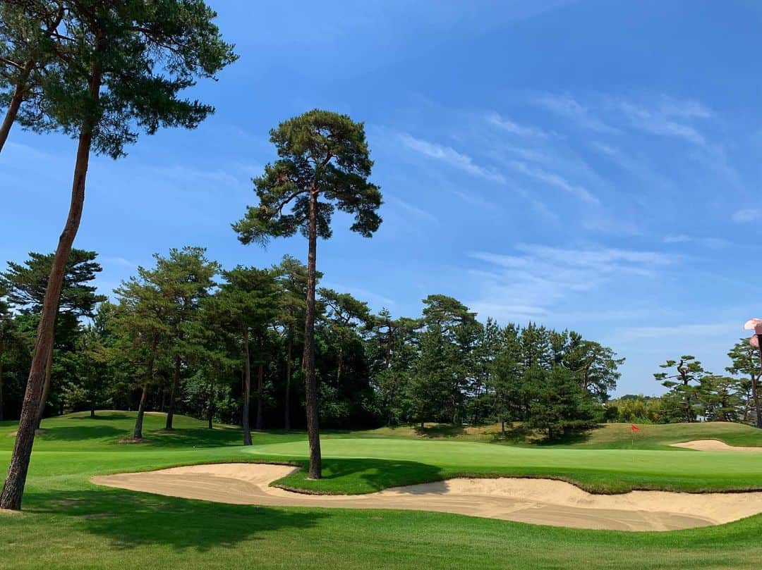 桒原えりかさんのインスタグラム写真 - (桒原えりかInstagram)「This is a beautiful Japanese prestigious golf course “Kasumigaseki country club”. This golf course become a venue for the TOKYO Olympics.🇯🇵⛳️ (There is 36holes, west and east. This picture is west no.9 green. But actually Olympic will be held on opposite side🤣) #olympicgolf #fidra #ゴルフスイング #ゴルフ女子 #lpga #jlpga #高尔夫 #골프 #golf #golfswing #ゴルフウェア #コーデ #tokyoolympics」6月8日 18時44分 - erica._.k89